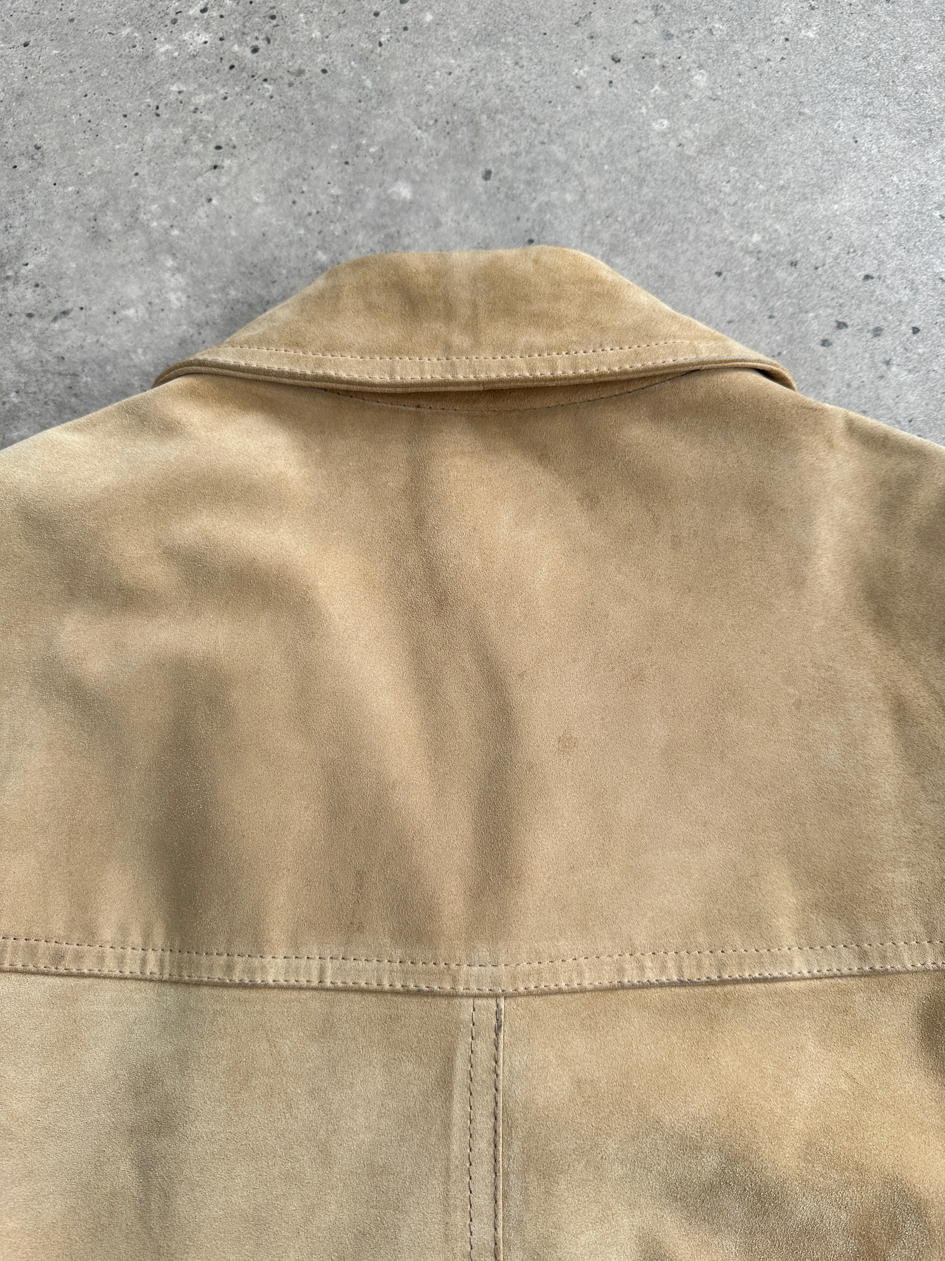 Vintage boxy suede jacket in size L/XL, featuring a classic design with a soft, textured suede finish.