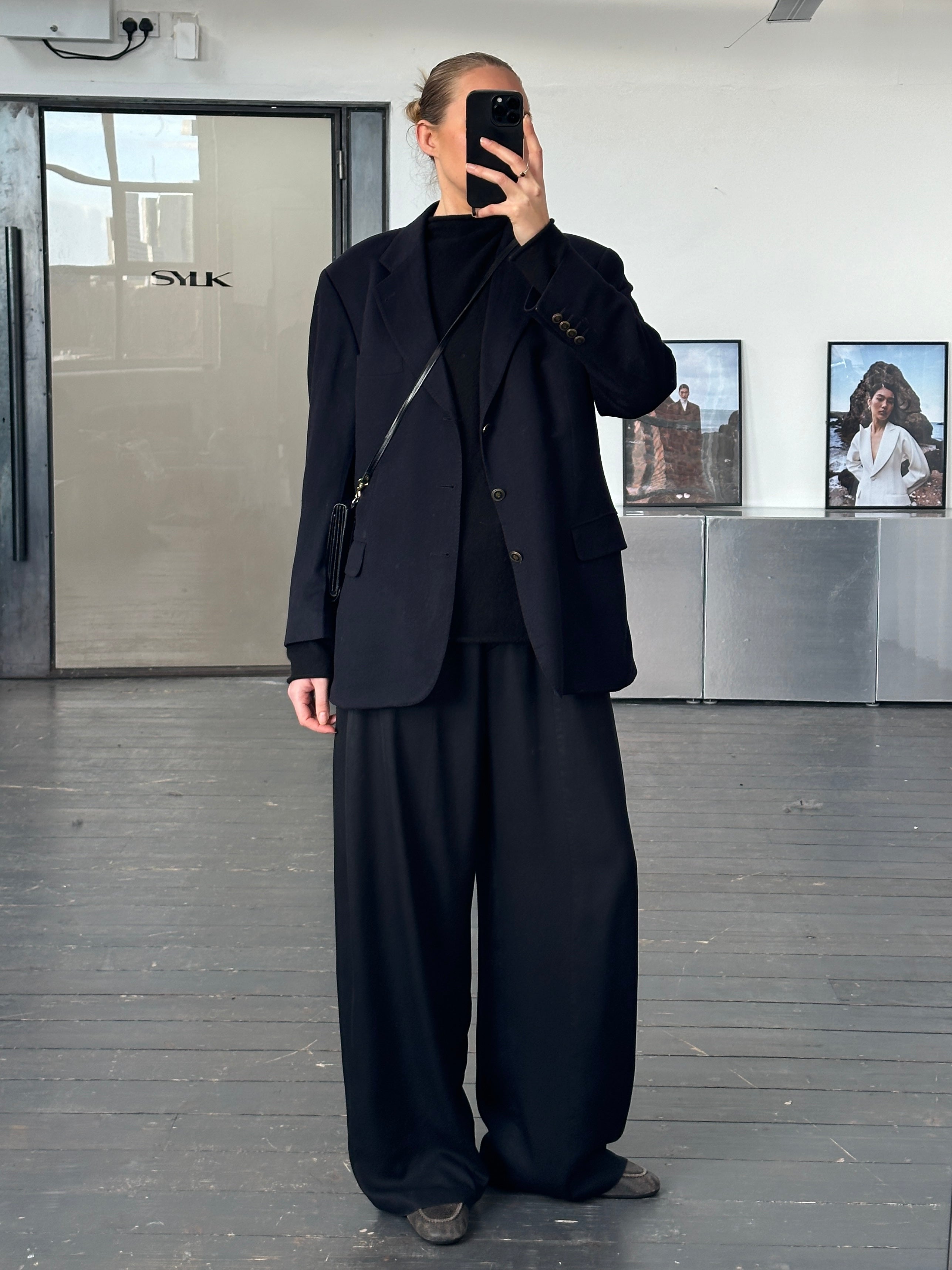 Vintage 1990s pure cashmere single-breasted blazer in size 42R/L, featuring classic design and soft, luxurious fabric.
