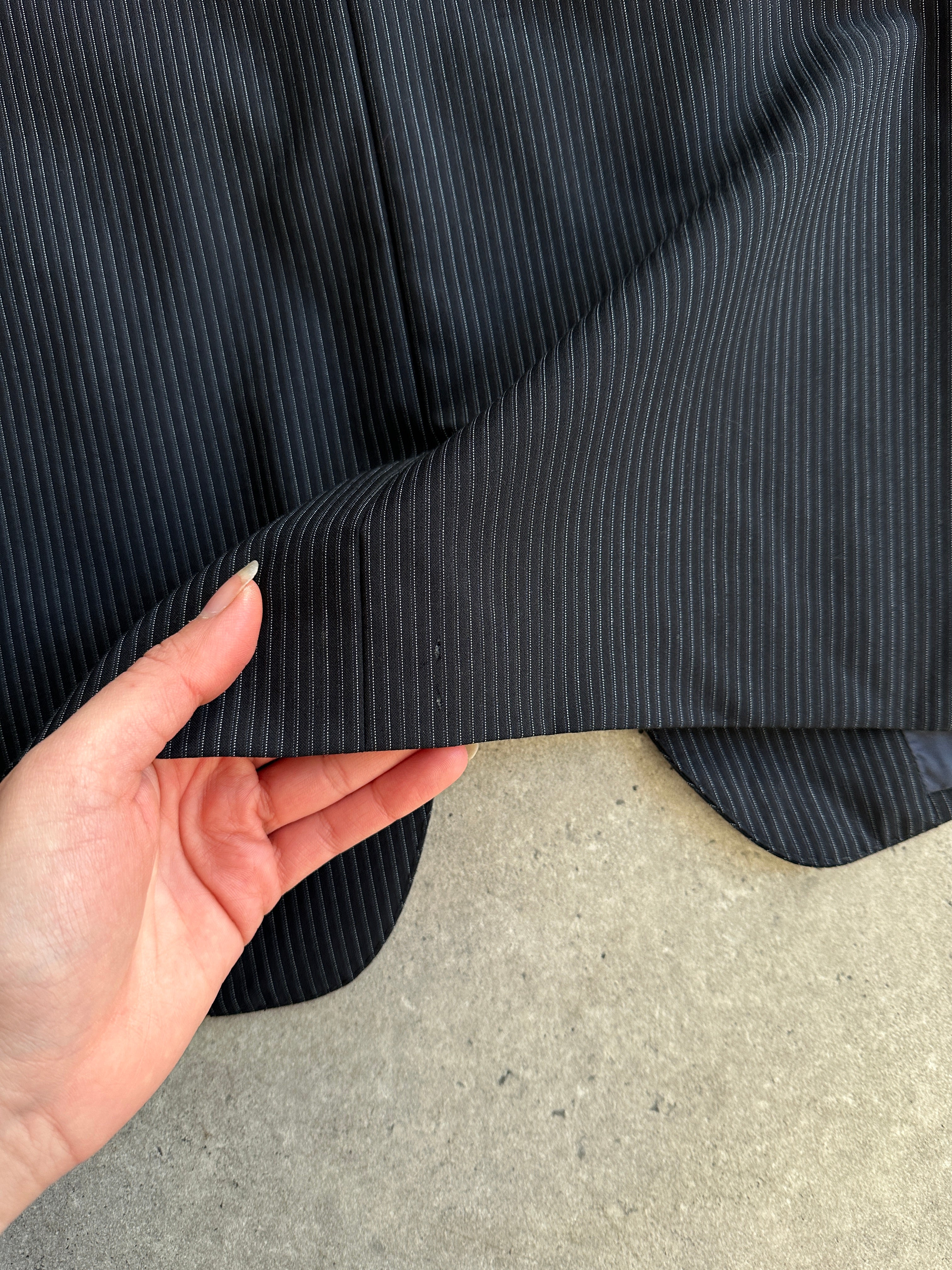 Hugo Boss stripe pure wool single-breasted blazer in size 40R/XL, featuring a classic tailored fit and stylish stripe pattern.