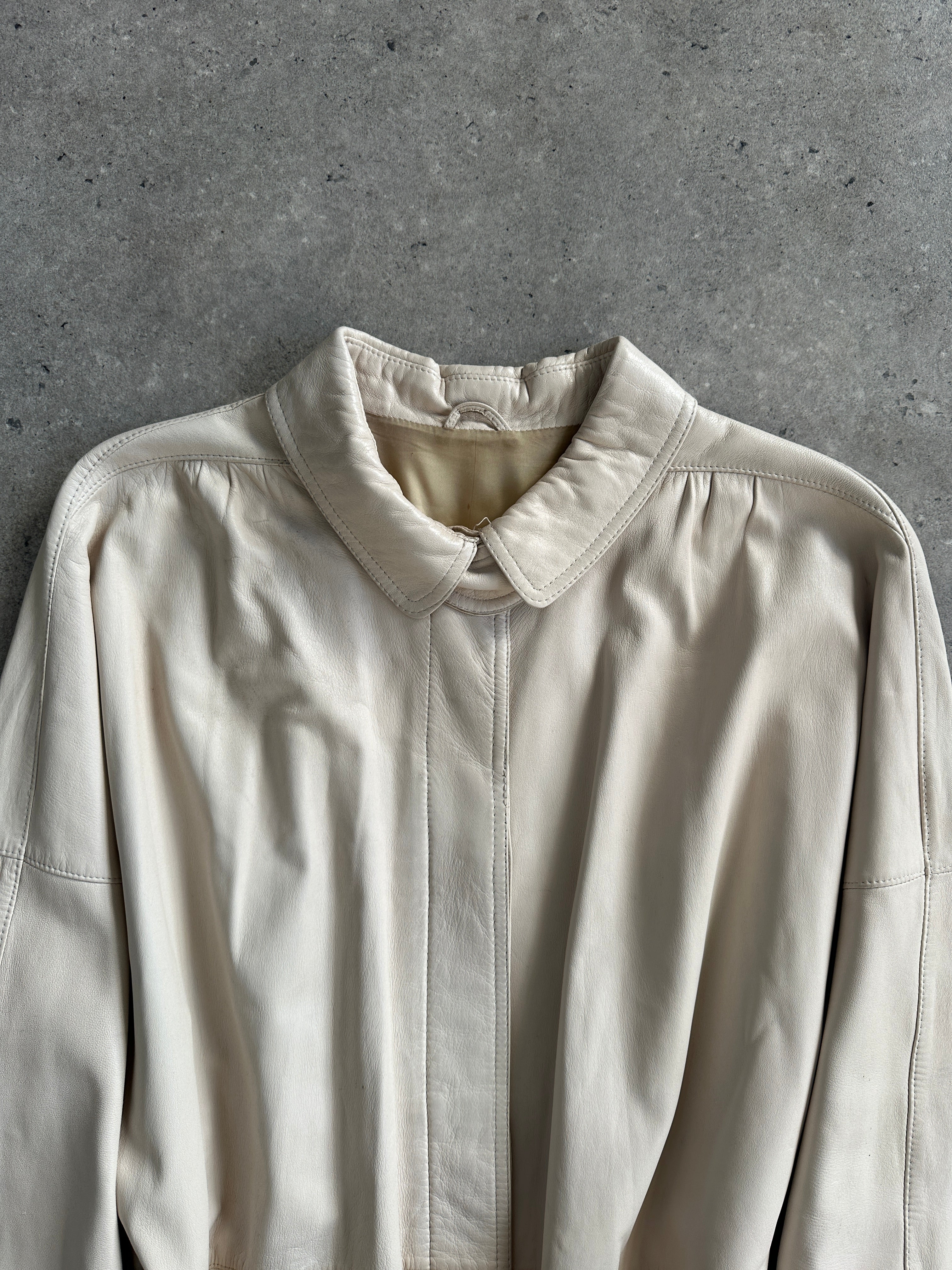 Vintage leather trench coat with belted waist, classic design, and tailored fit in size M/L, perfect for stylish outerwear.