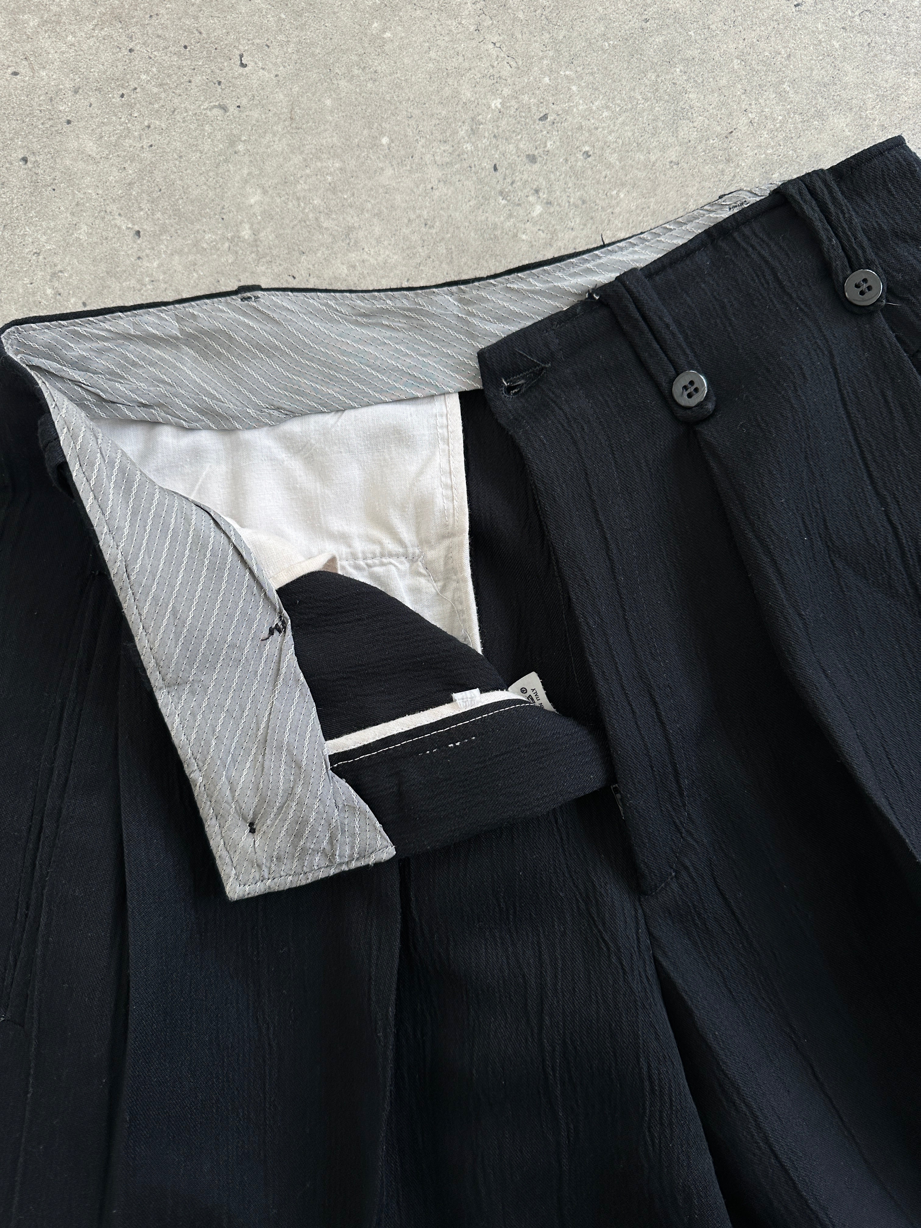 Vintage Italian vintage crinkle tapered leg high-waisted tailored trousers with front pockets and a relaxed fit.