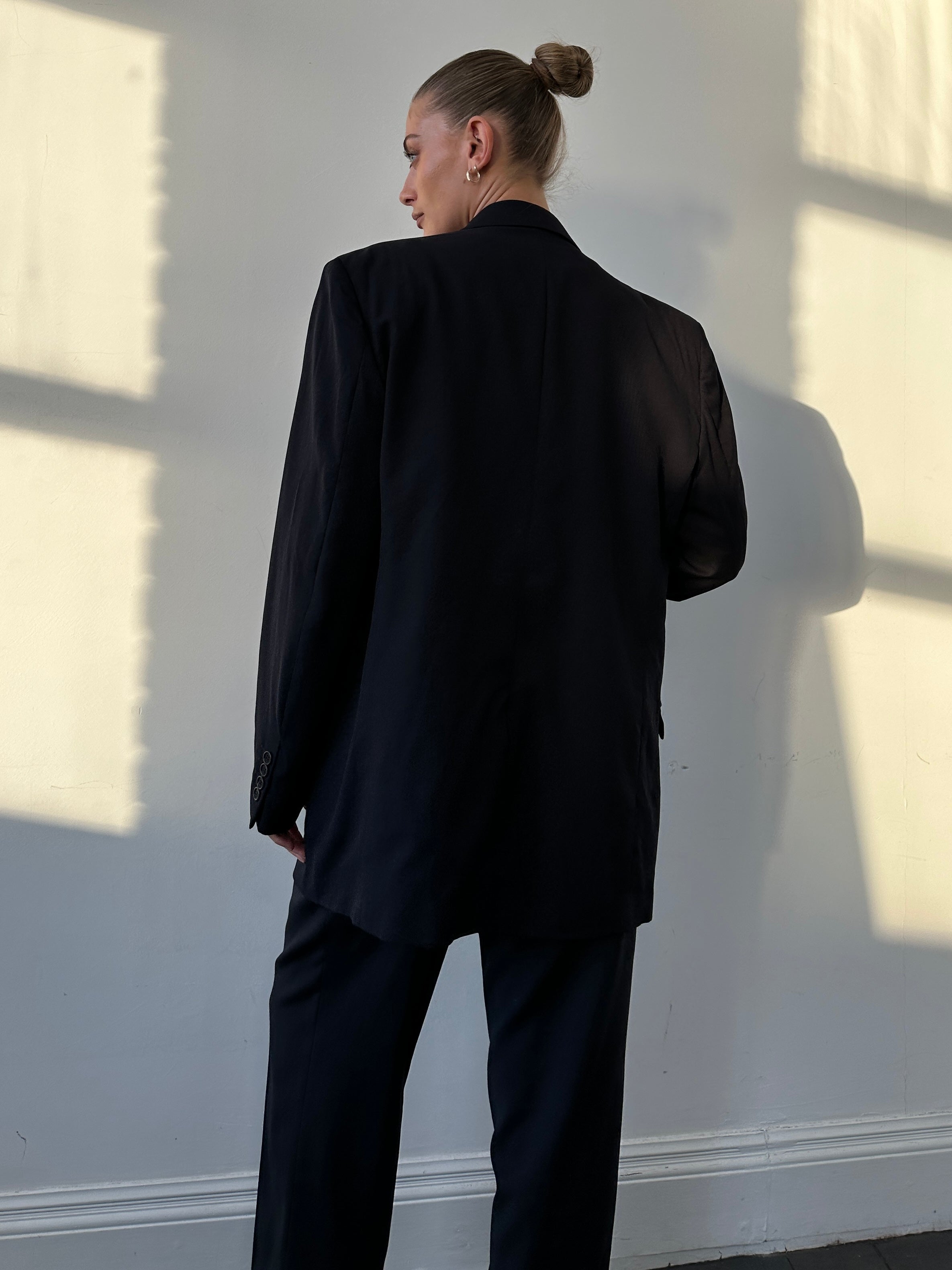 Yves Saint Laurent pure wool single-breasted blazer in size M/L, tailored fit with classic lapel and sleek design.