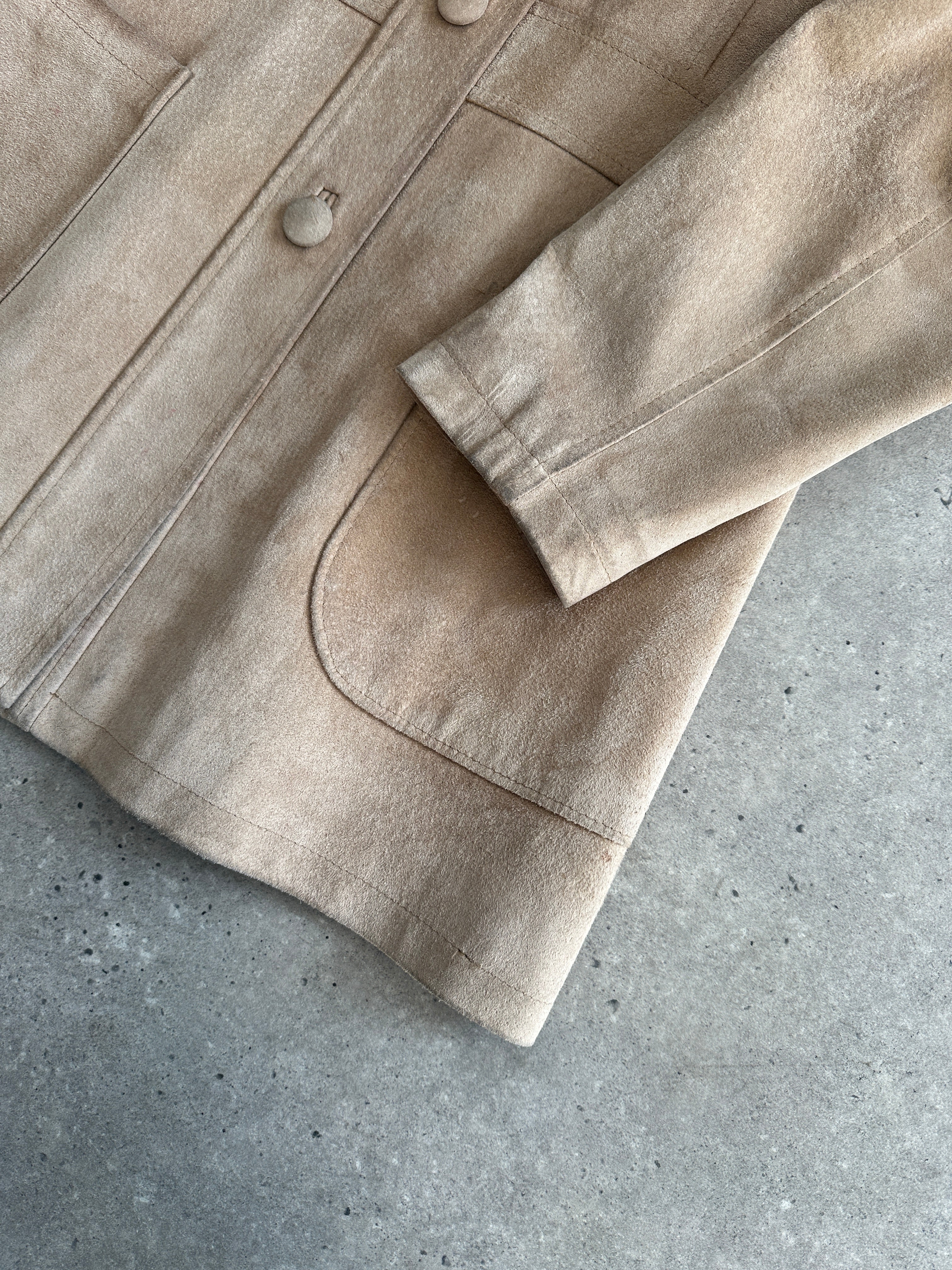Vintage suede jacket in size M/L, stylish and classic, featuring a soft suede exterior and timeless design.