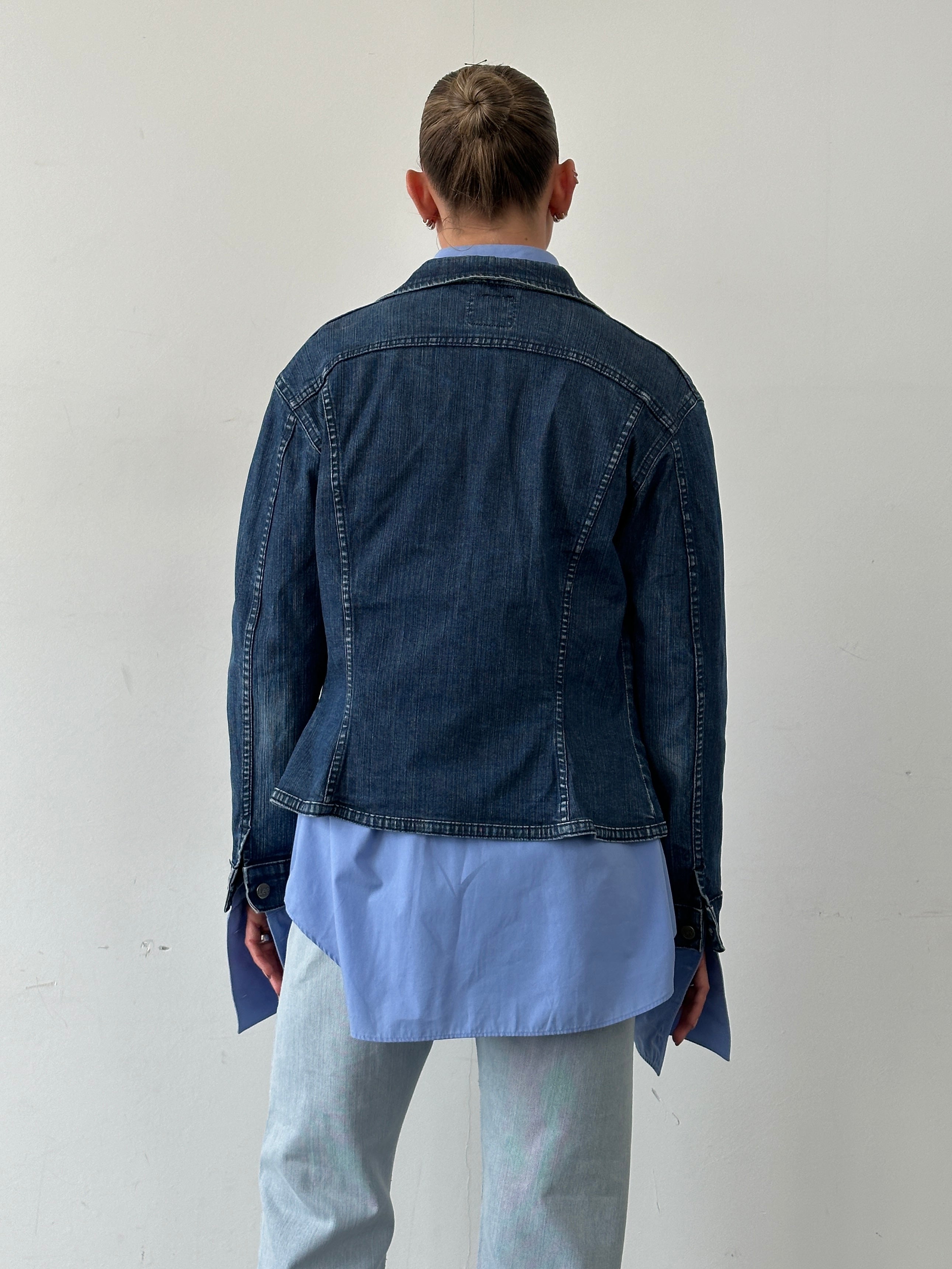 Lee cotton fitted denim jacket in size M, shown in classic blue with button closures and chest pockets.