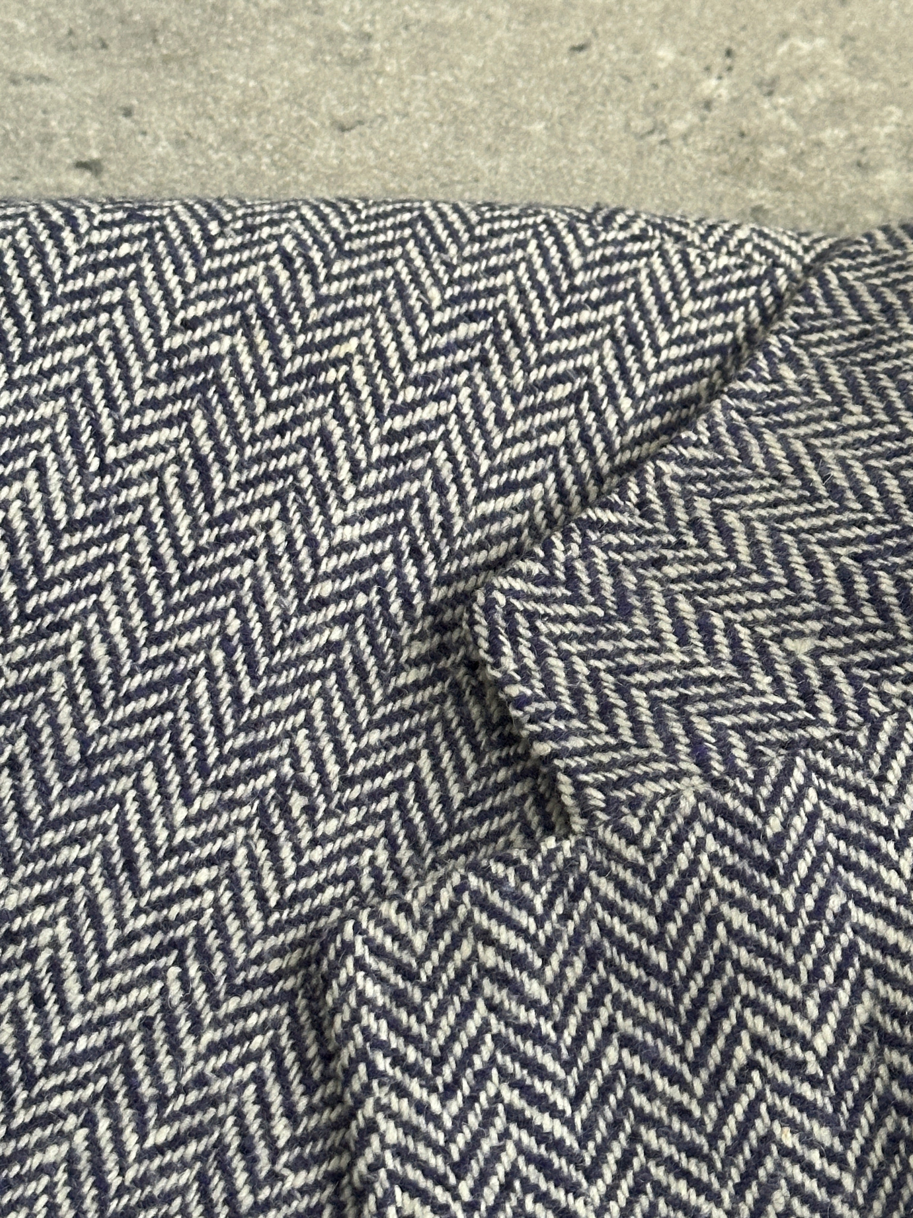 Ermenegildo Zegna Sartoria Rossi pure cashmere herringbone blazer in size 44R/XL, showing the tailored fit and classic pattern.