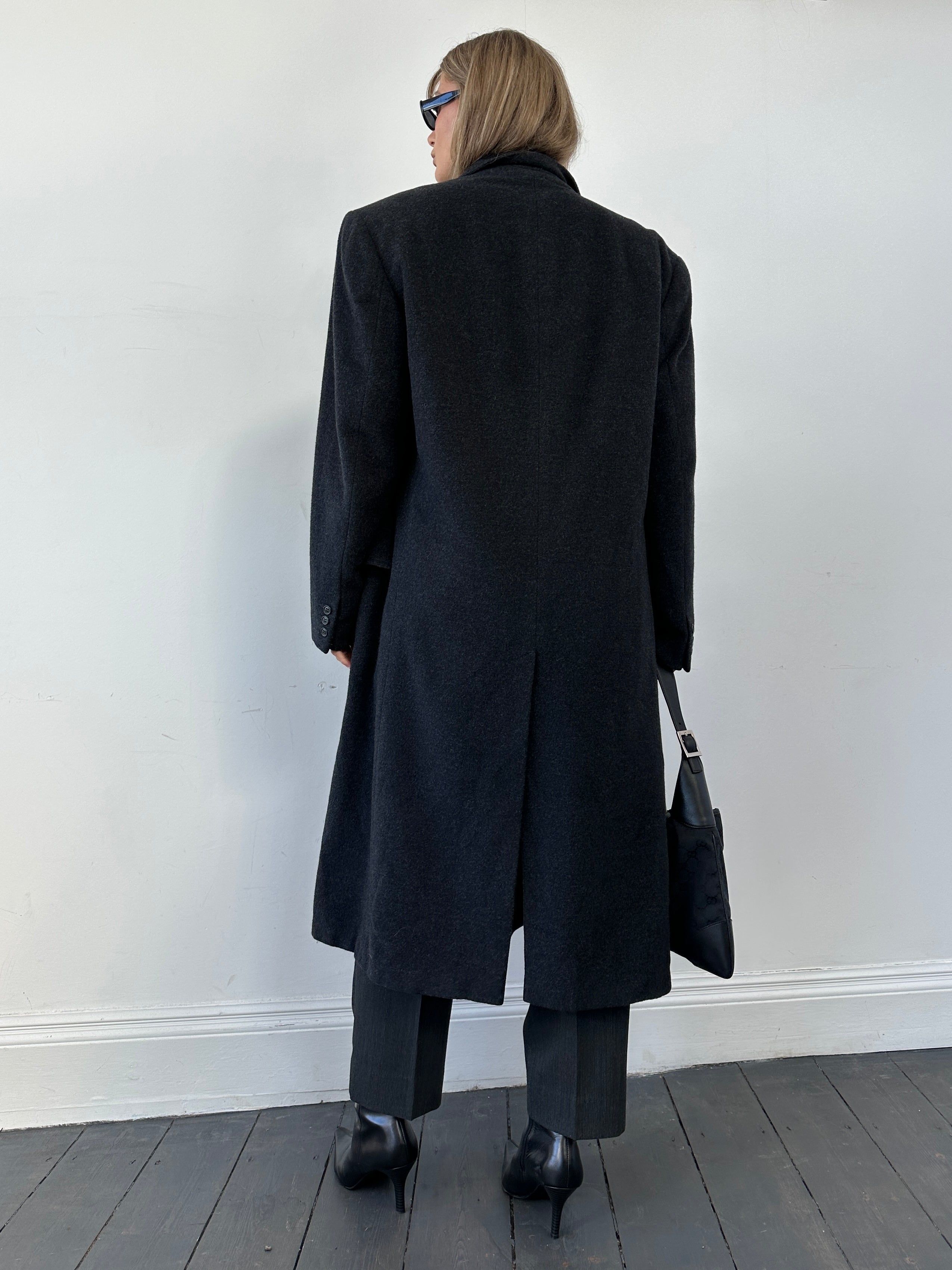 Vintage brand vintage cashmere wool double-breasted coat in XL, showing classic design and rich fabric details.