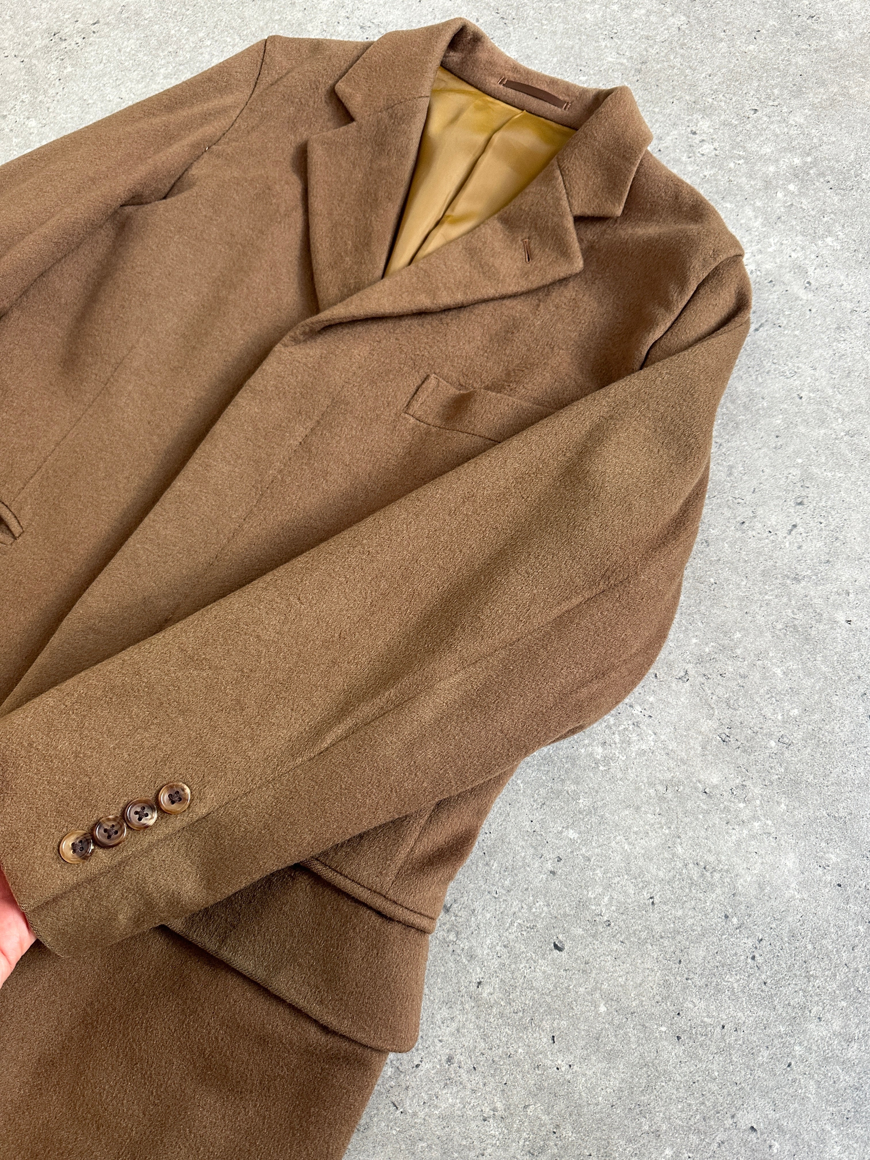 Vintage 1980s Italian pure cashmere coat in size S/M, showcasing a classic tailored design with a neutral color.