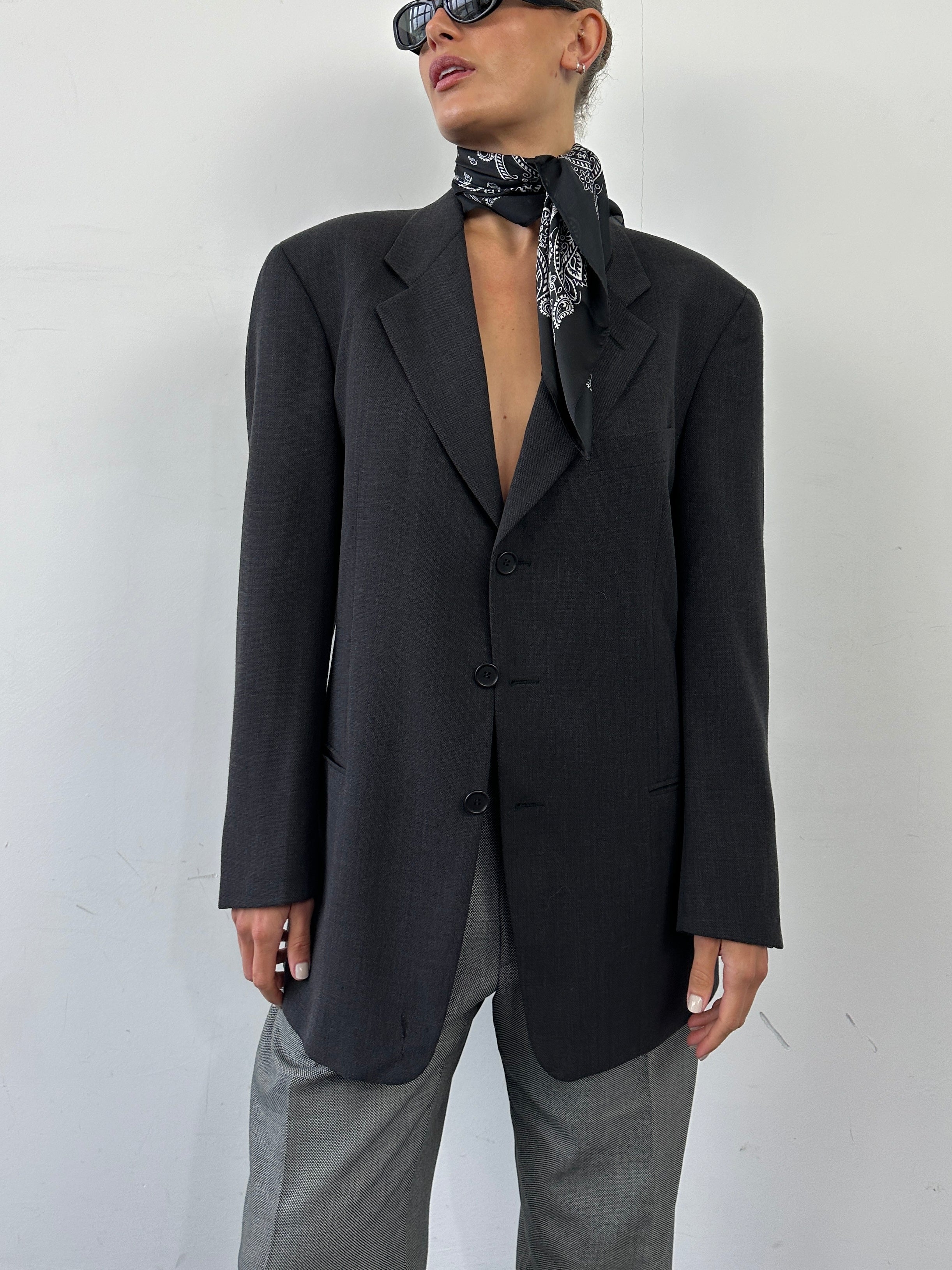 Giorgio Armani Le Collezioni pure wool single-breasted blazer in size 40R/L, tailored fit with classic lapel and button closure.