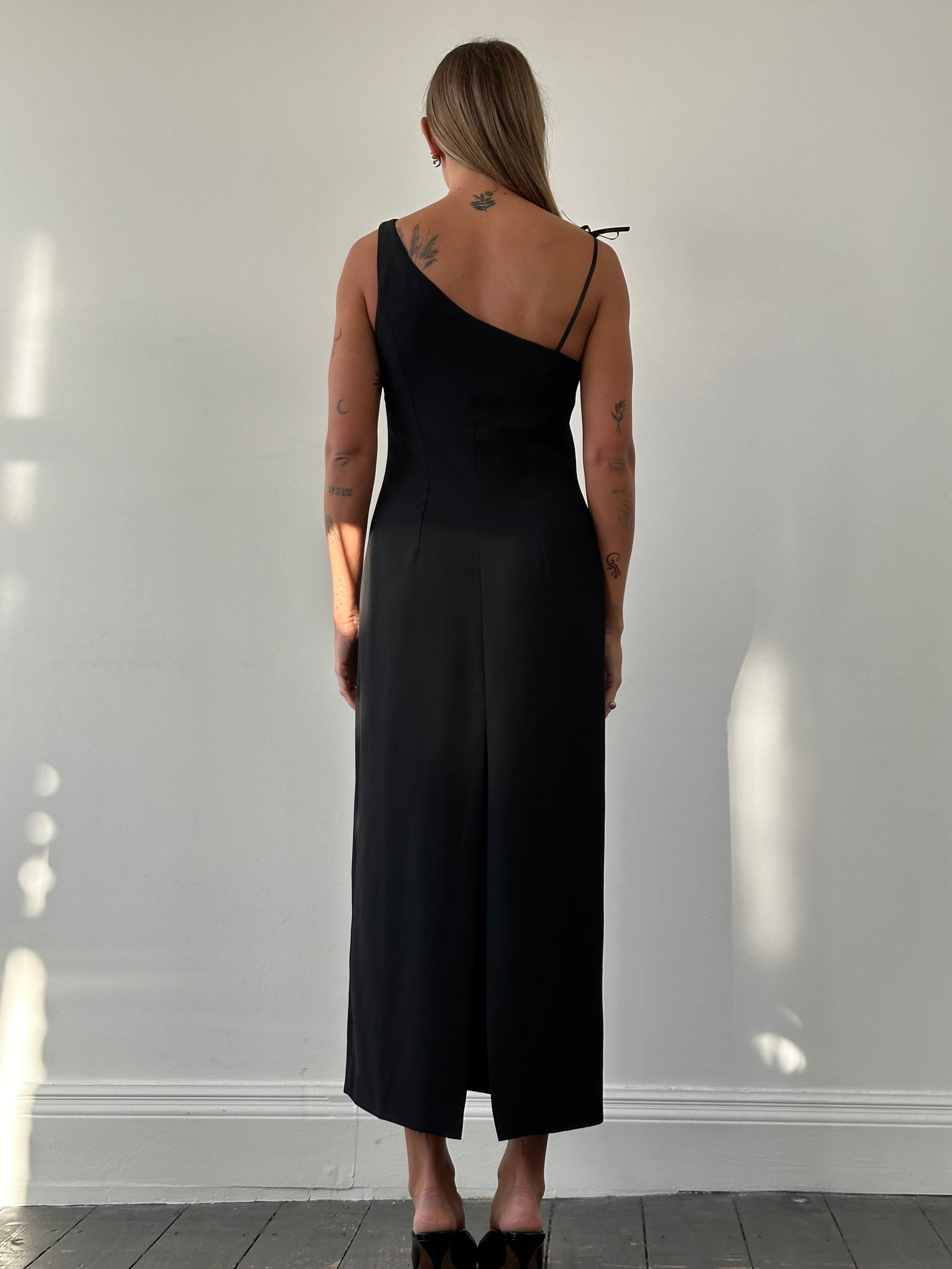 Vintage Italian vintage one-shoulder maxi dress in size M, flowing fabric with elegant drape and classic design.