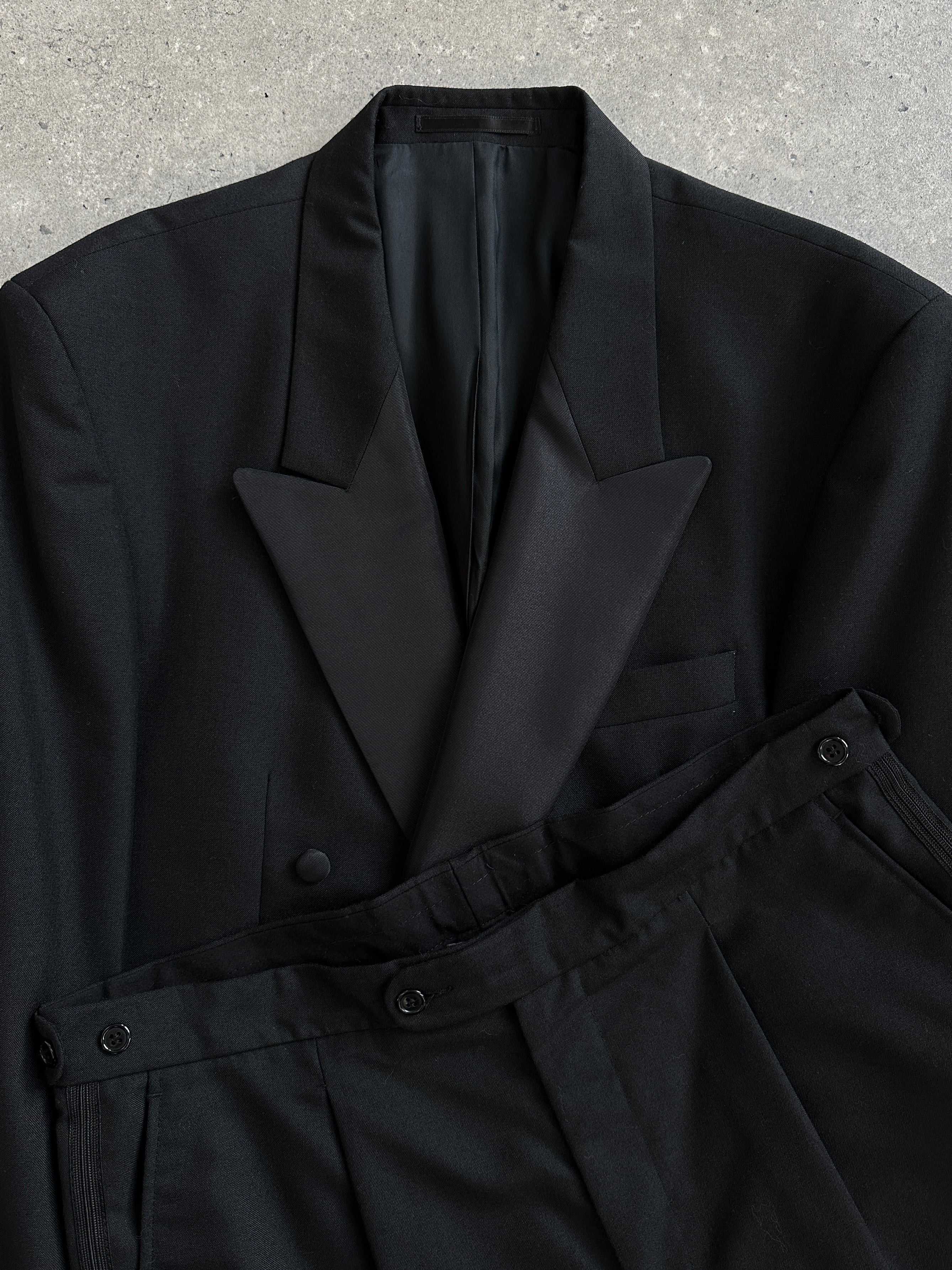Vintage 1990s tuxedo wool double-breasted suit in size 44R/W32-34, featuring classic lapels and tailored fit.