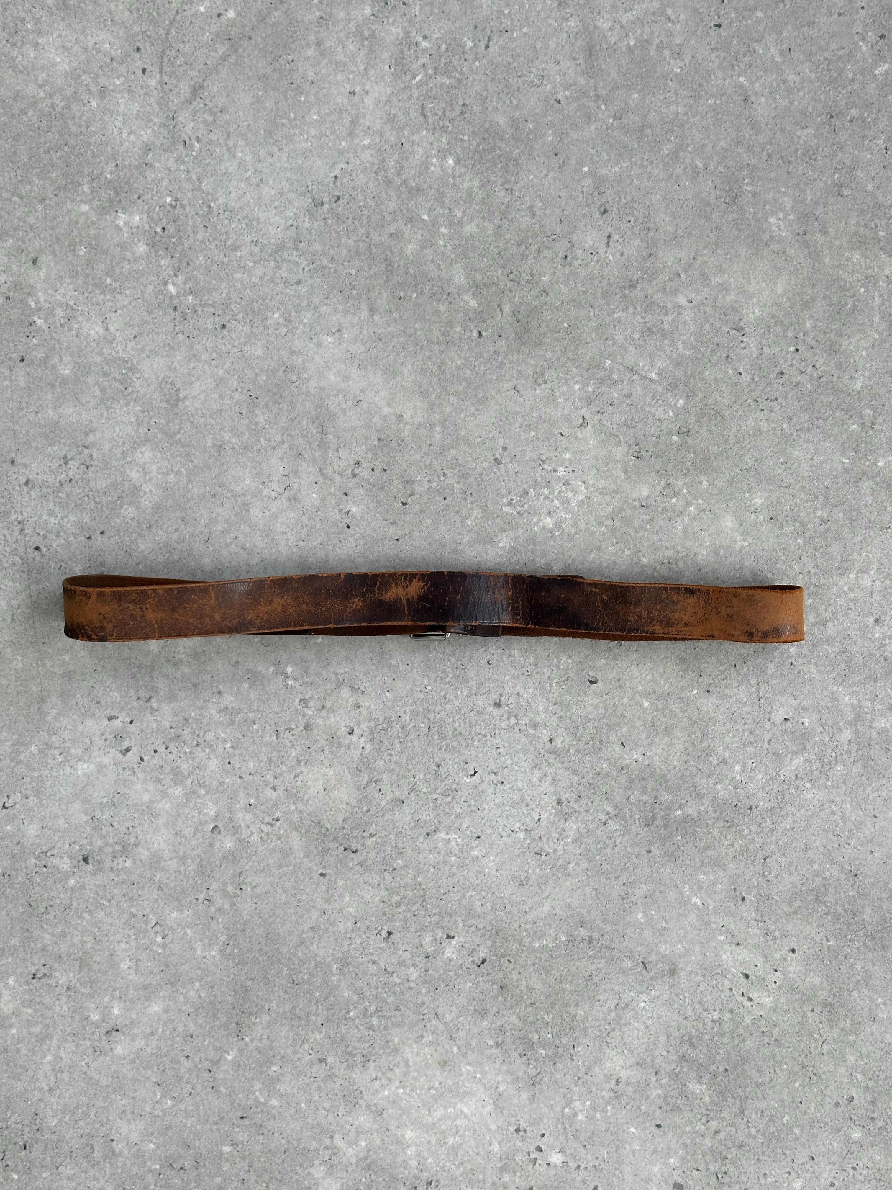 Vintage brand 1980s aged leather distressed belt with W29-39 size, featuring worn leather and vintage buckle details.