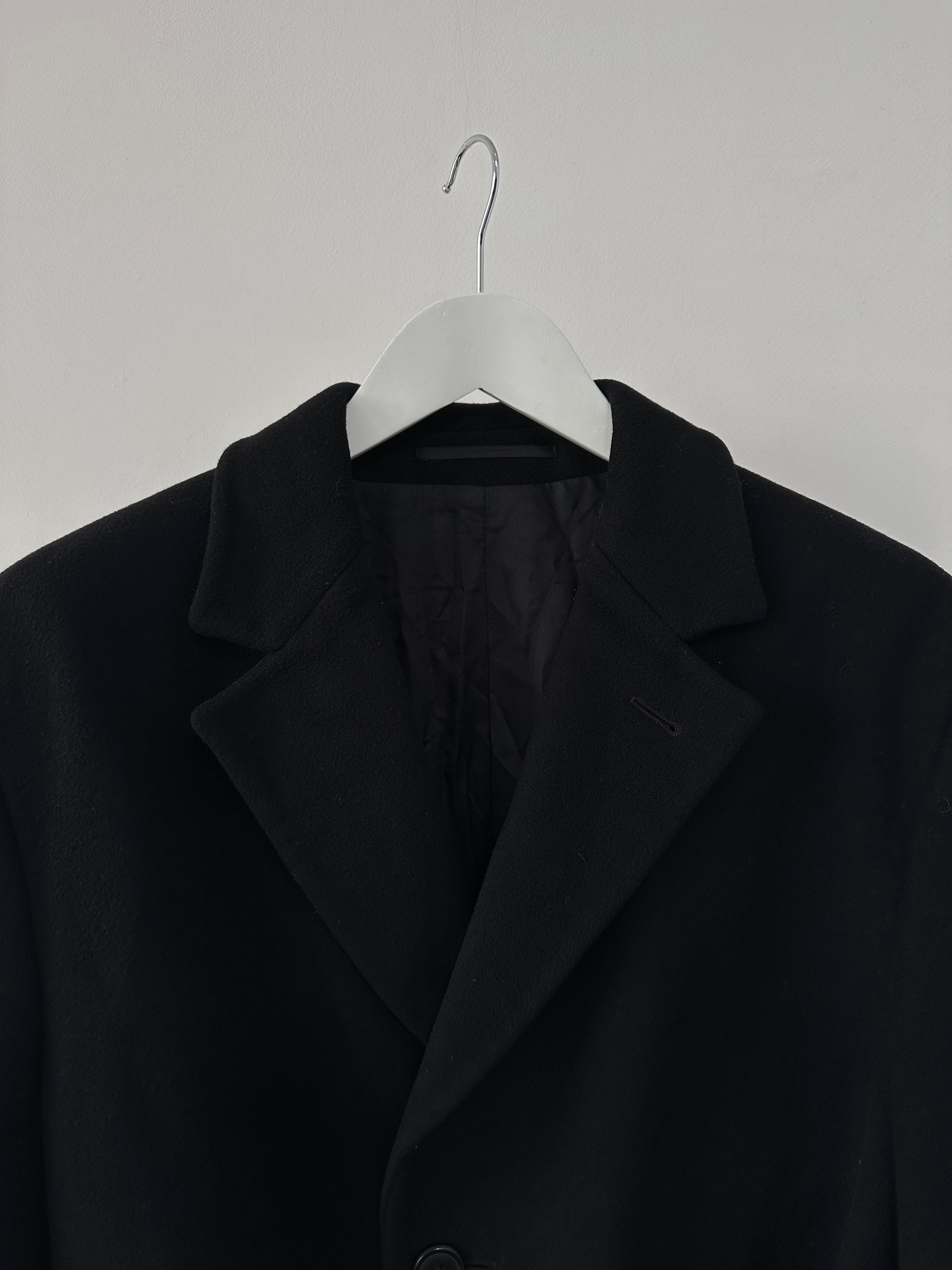 Pierre Cardin wool cashmere single-breasted coat in size XL, classic design with a tailored fit and neutral color.