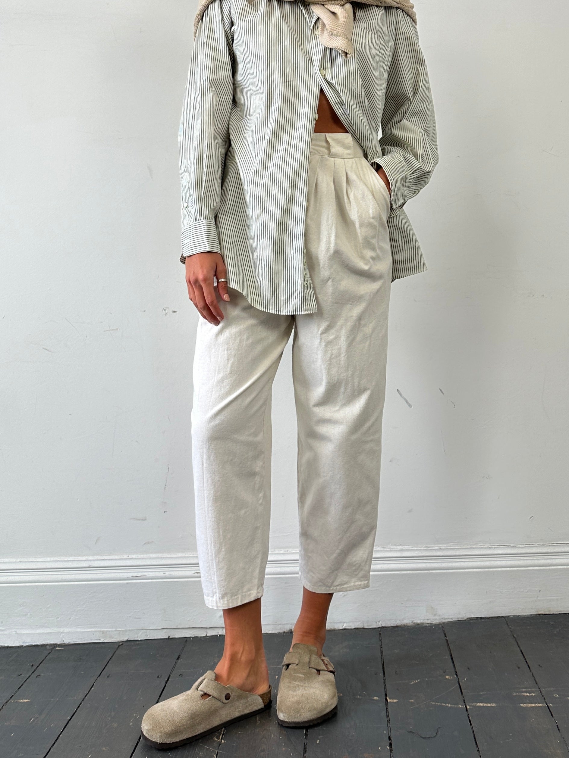 Vintage cotton linen pleated high-waisted trousers in beige, featuring a relaxed fit and front pleats, size W26.