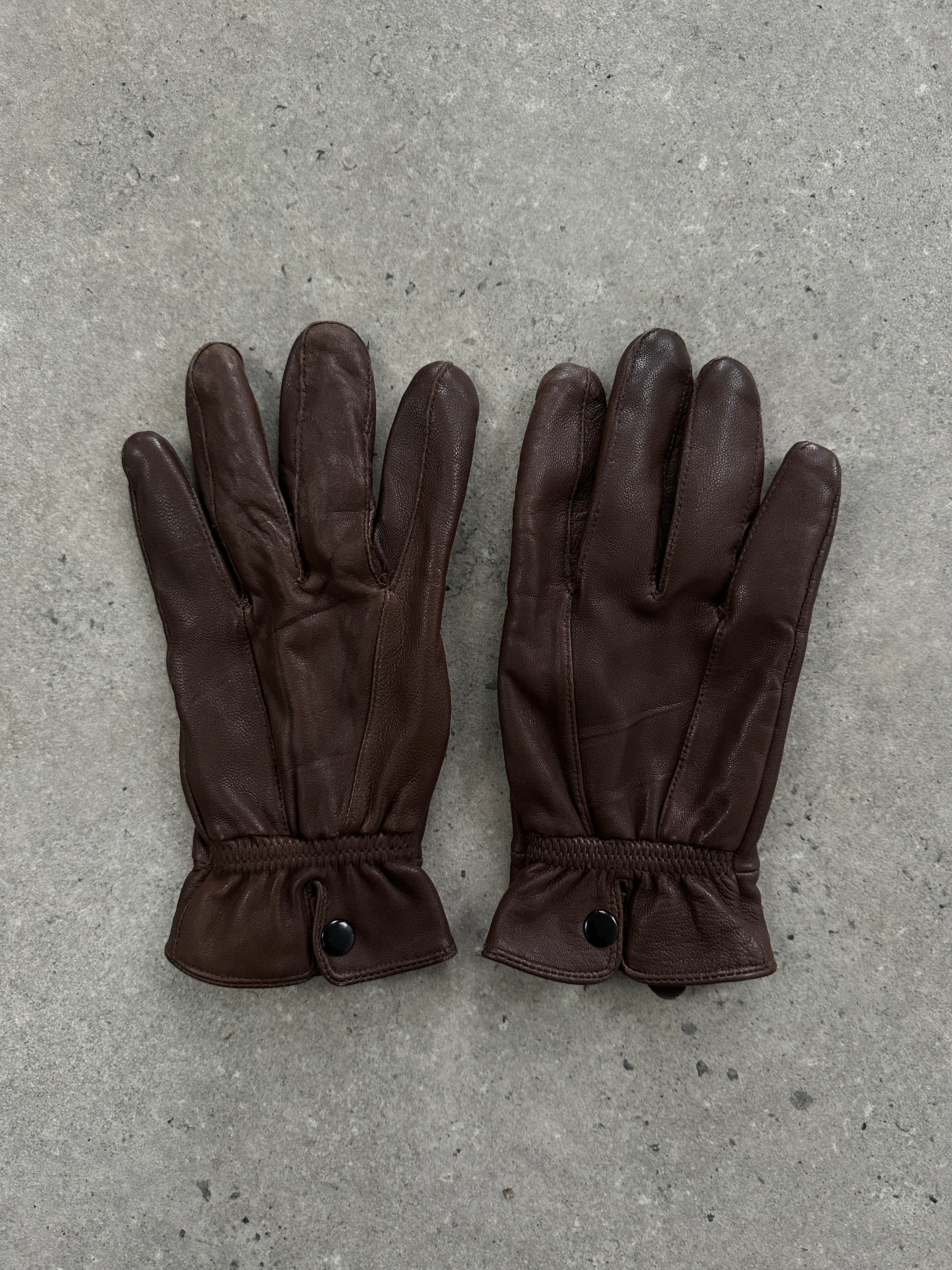Vintage leather gloves for men, size M, showcasing classic craftsmanship and soft leather material.