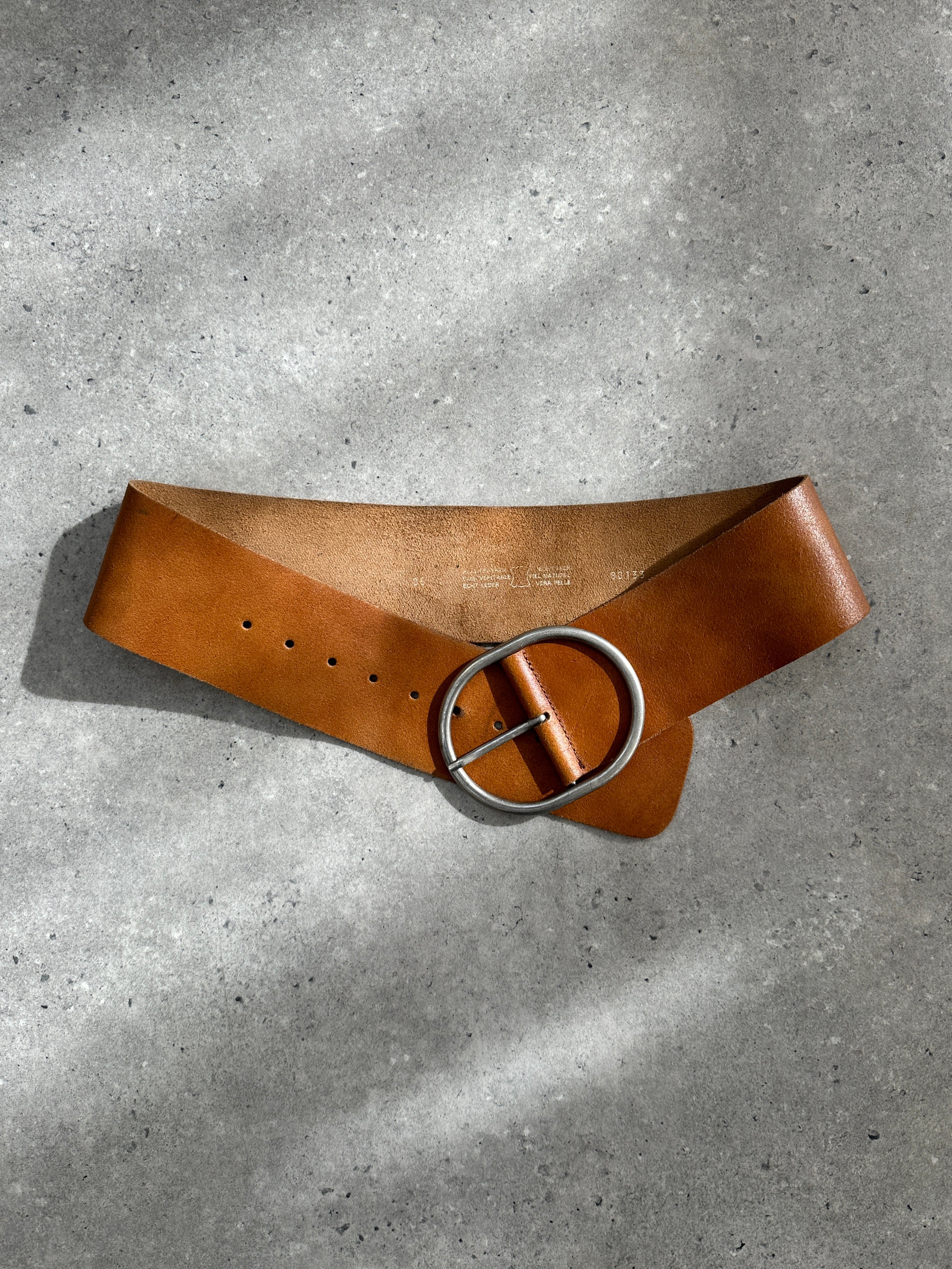 Vintage Italian 1990s chunky leather belt with brass buckle, W28-32, featuring distressed brown leather and retro style.