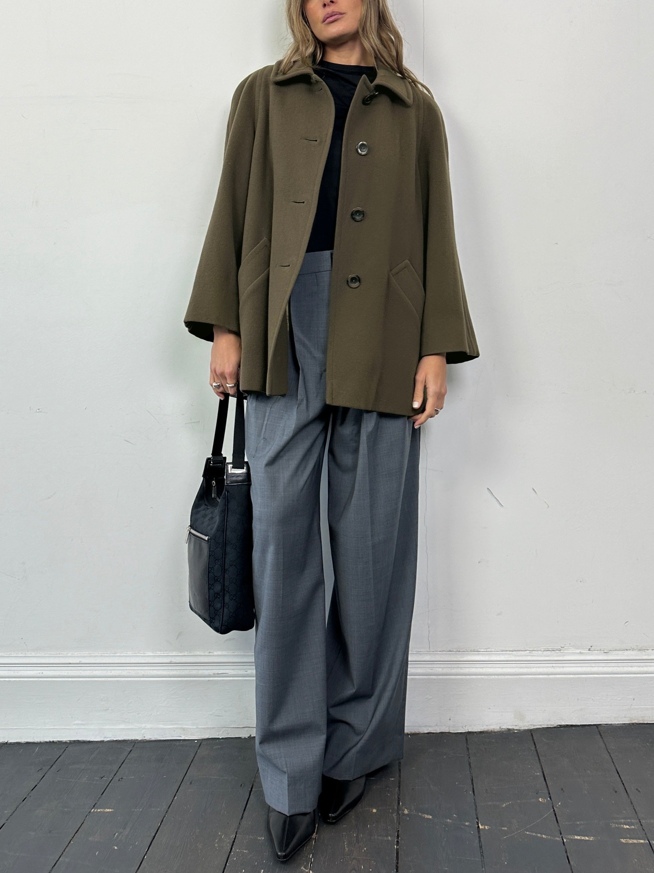 Aquascutum pure new wool coat in size M, stylish tailored coat with classic design and premium wool fabric.