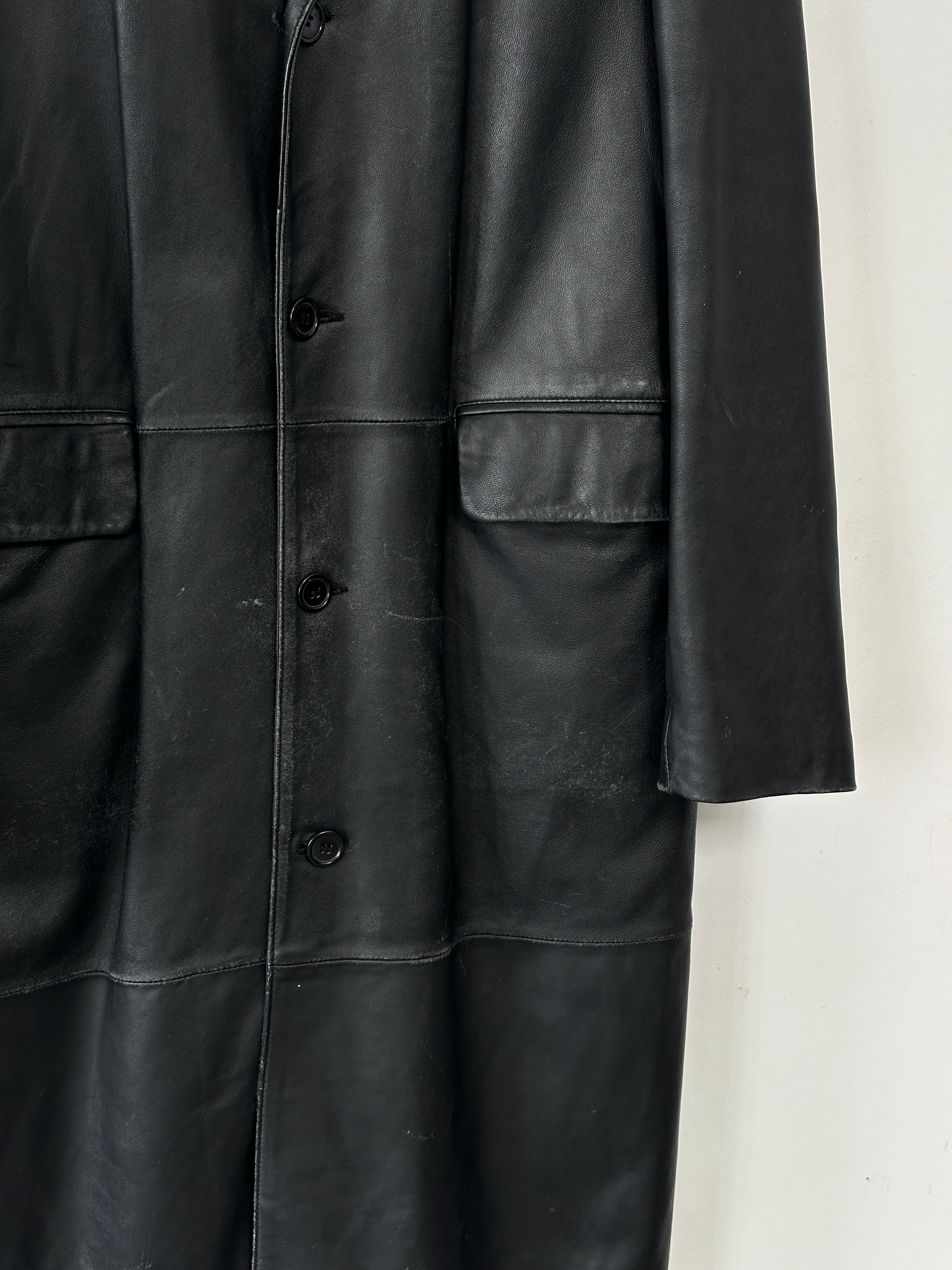 Vintage leather trench coat in size XL, stylish and durable leather jacket with classic design and detailed stitching.