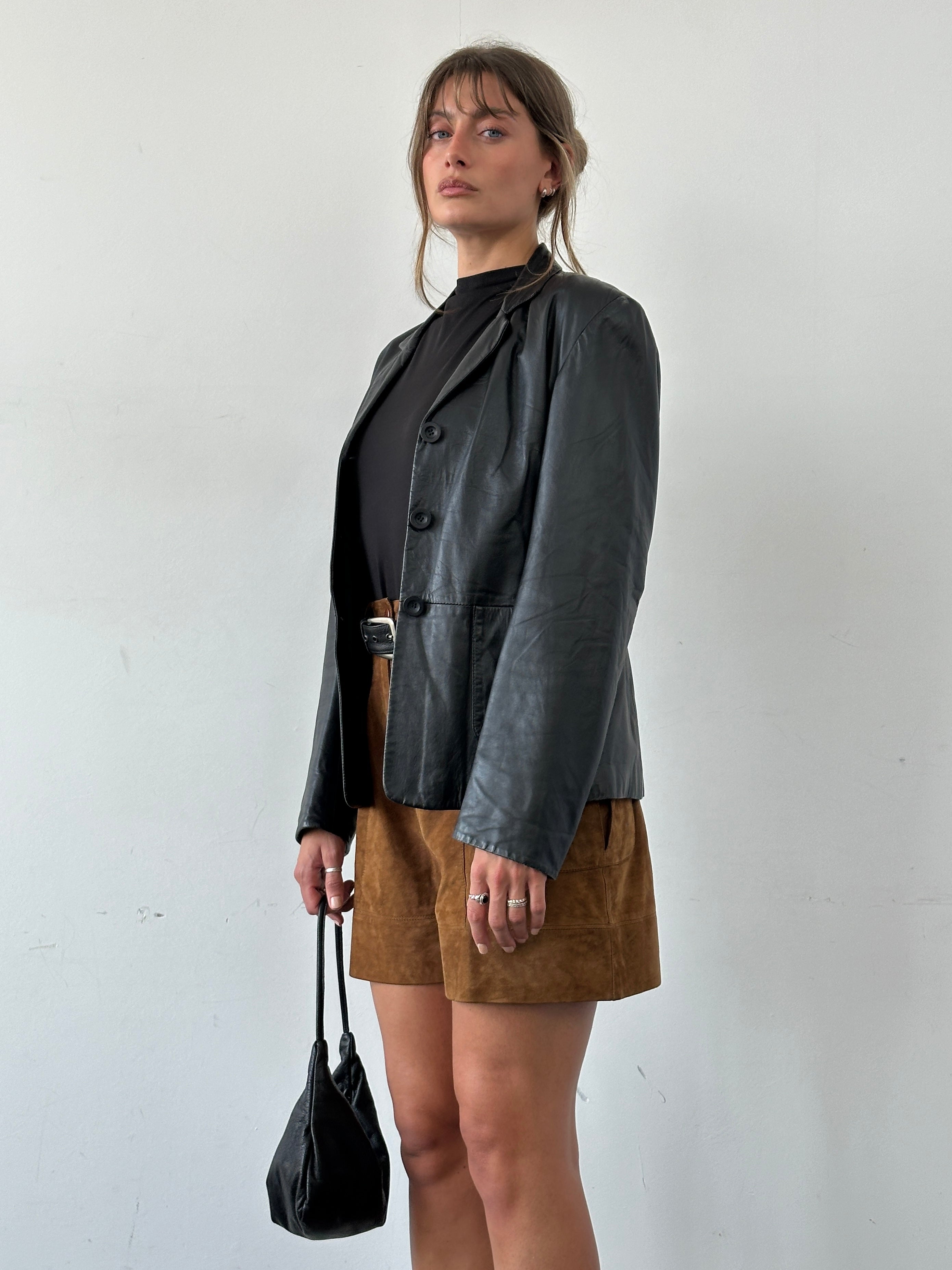 Vintage fitted leather blazer jacket in classic style, featuring a tailored design and authentic leather material.