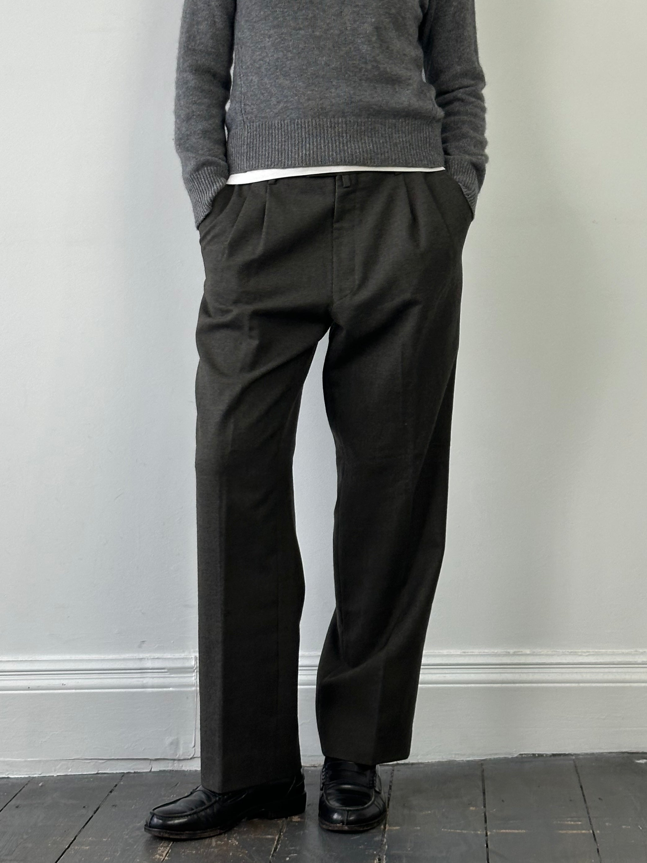Italian Vintage pure wool tailored trousers in size W32, showcasing classic fit and elegant craftsmanship.