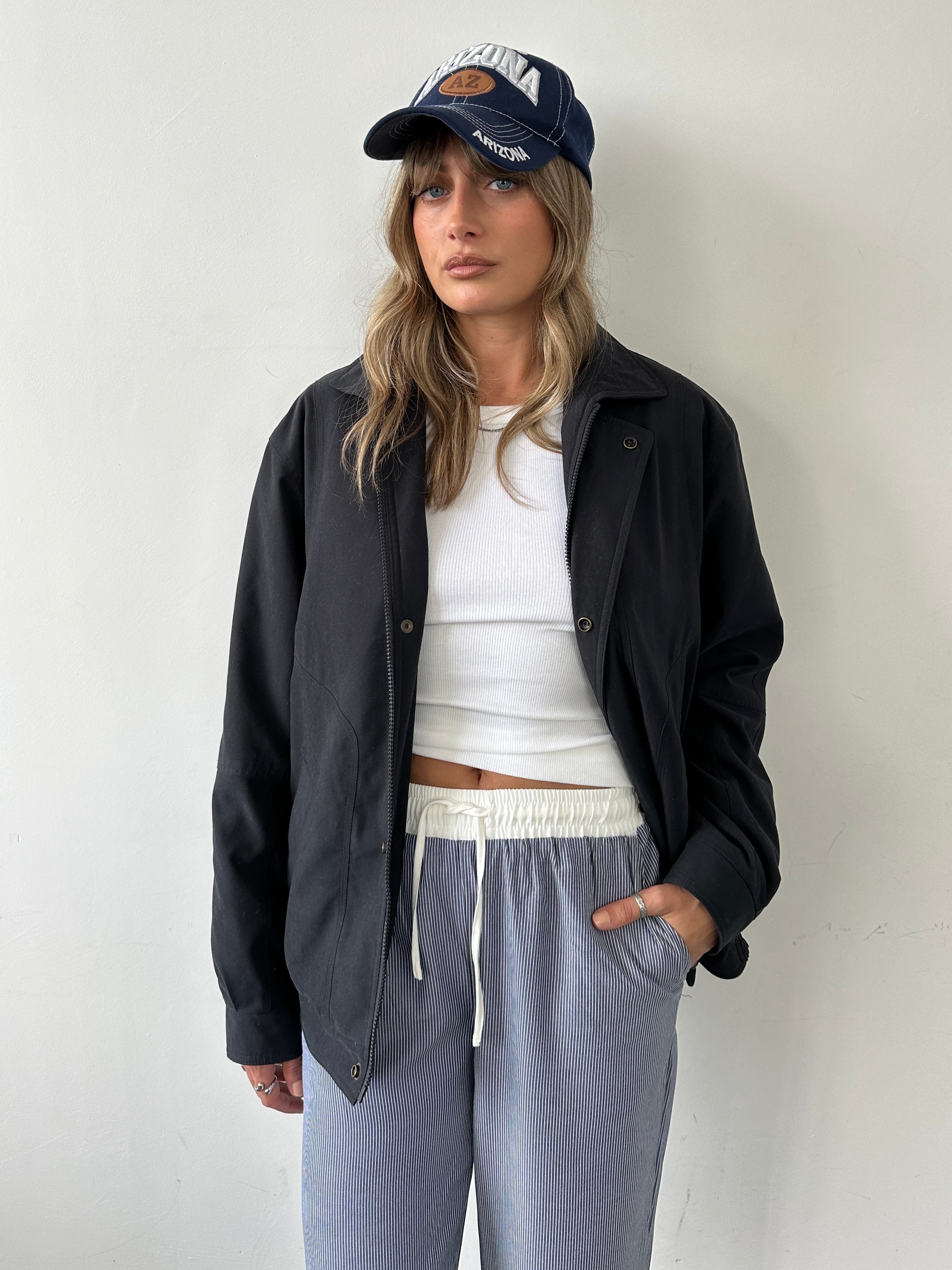 Vintage padded bomber jacket in size L, featuring classic design with quilted padding and a stylish retro look.