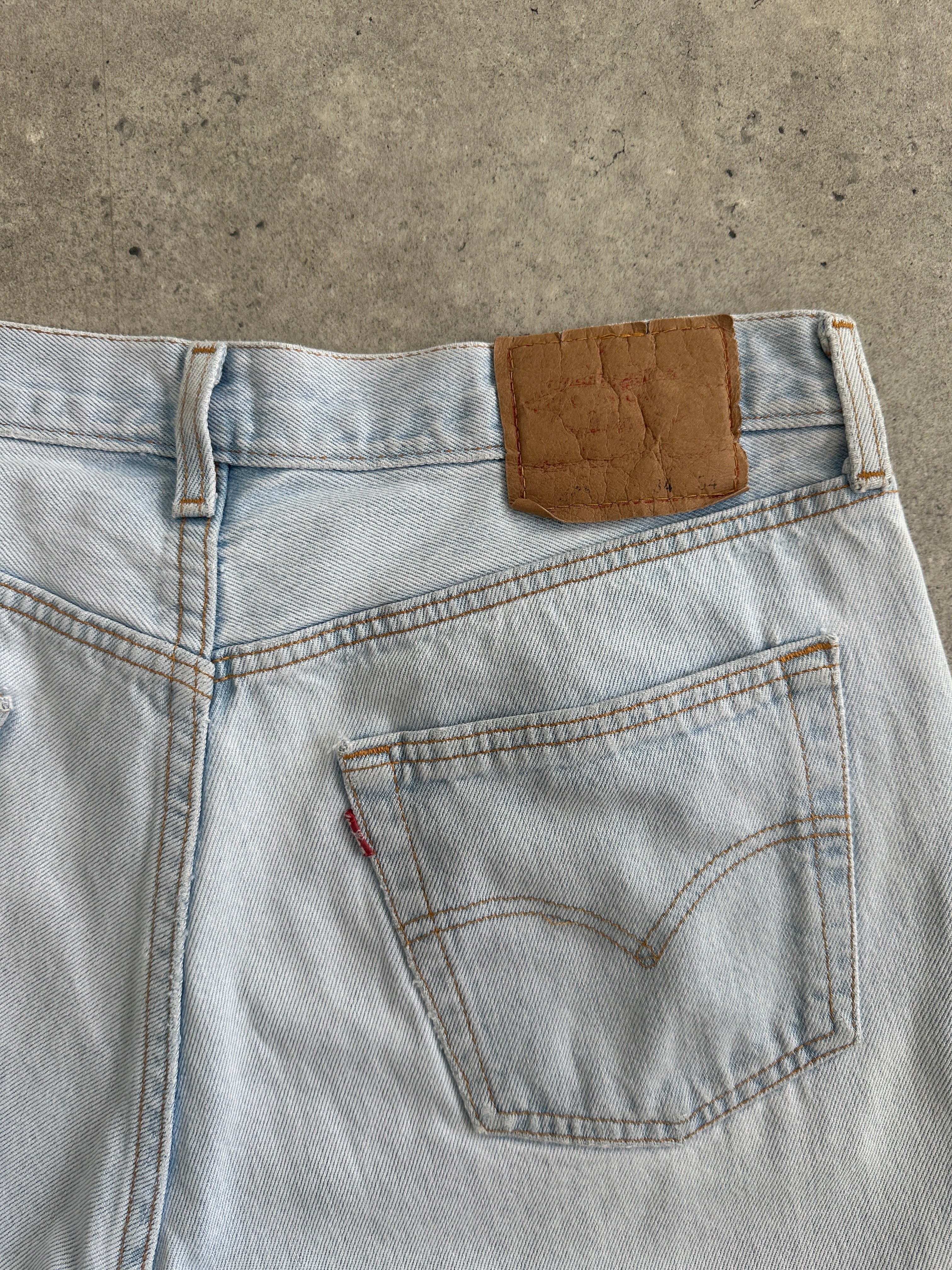 Levi’s 501 light wash straight leg denim jeans, W30, showing classic five-pocket design and relaxed fit style.