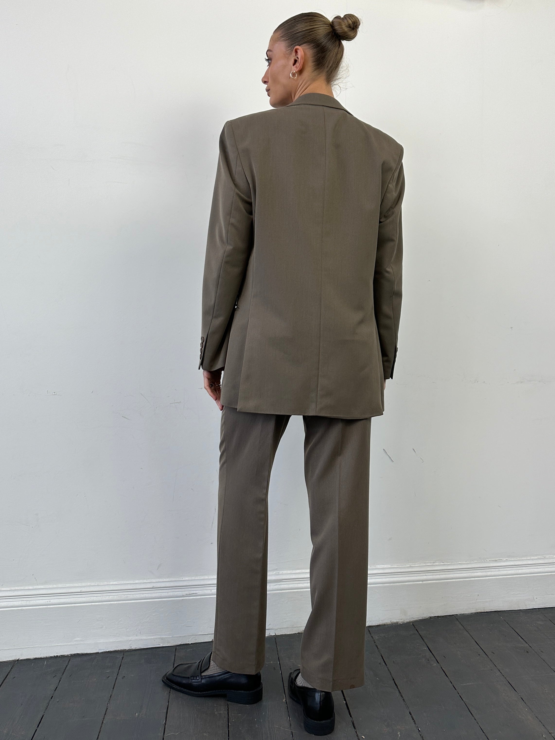 Vintage single-breasted three-piece suit in size 36R/W30, tailored with classic lapels and matching vest and trousers.