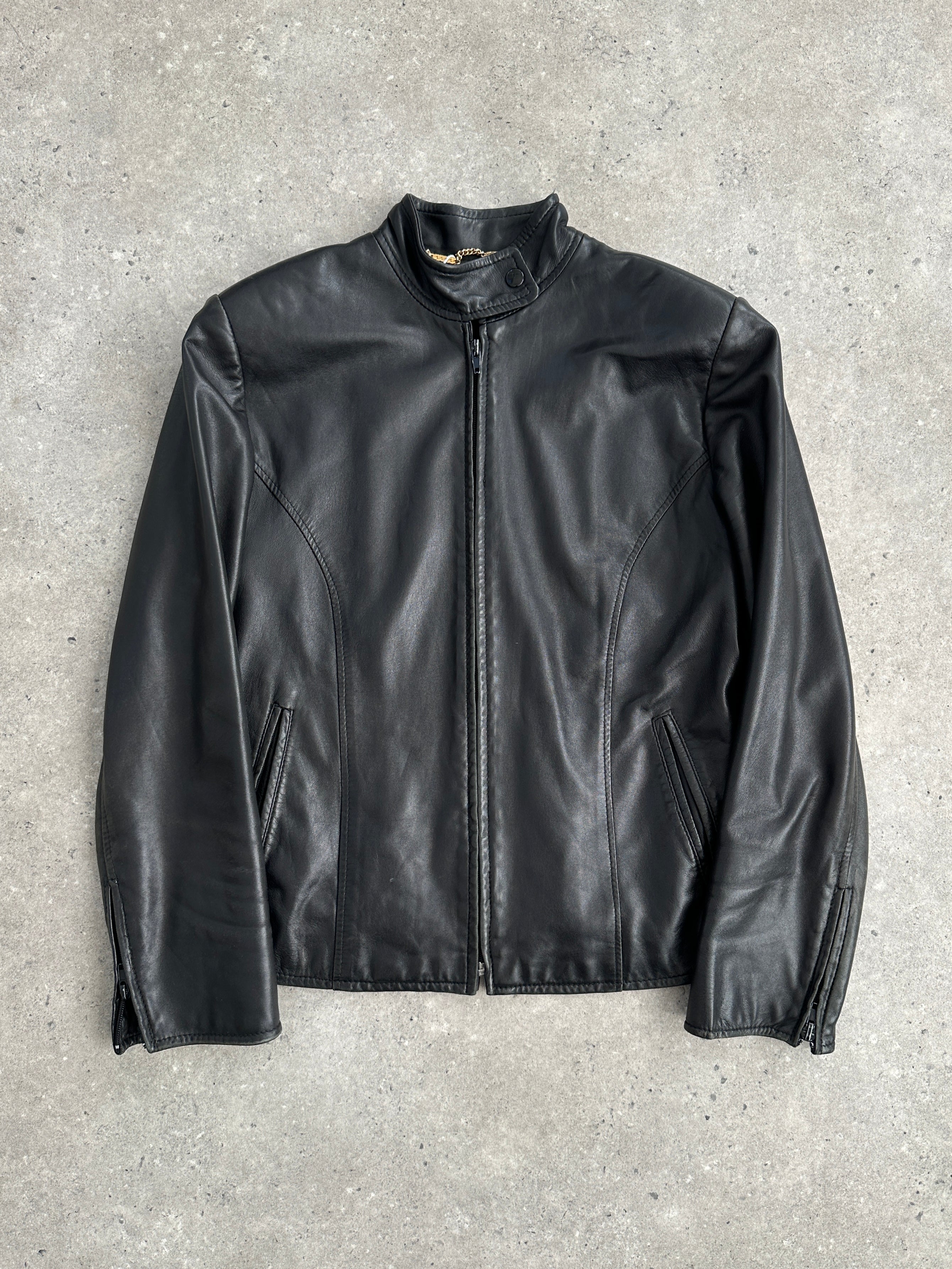 Vintage Moto fitted leather jacket in XS, classic design with shoulder epaulets and front zipper, stylish and durable.