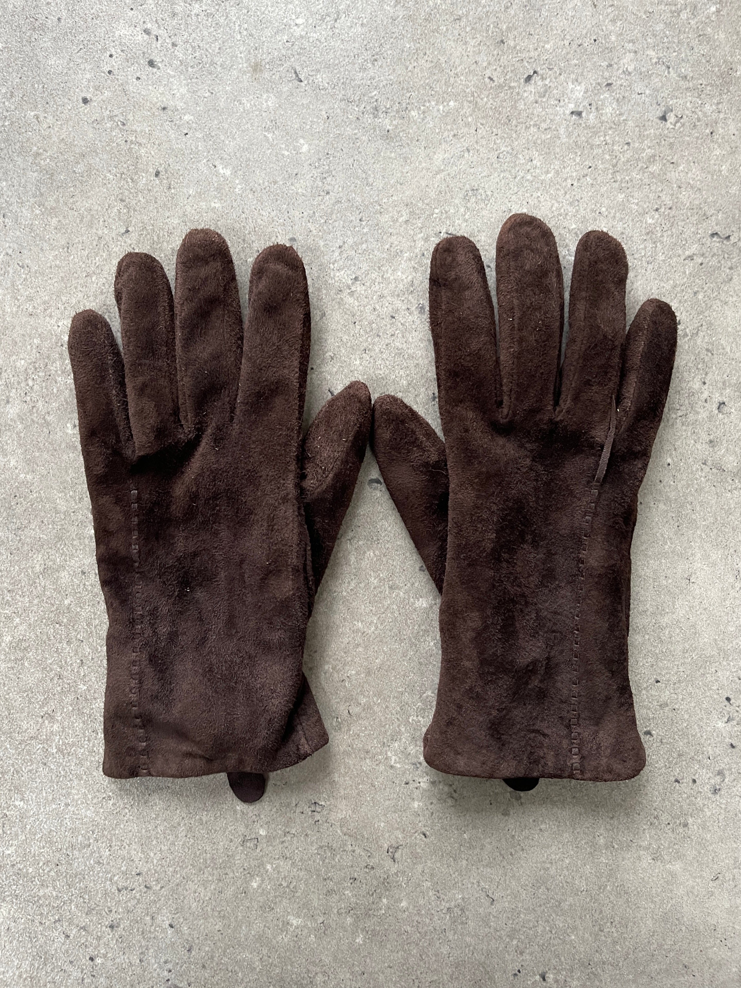 Vintage 2000s suede leather gloves in size M, showcasing soft texture and classic design on a neutral background.