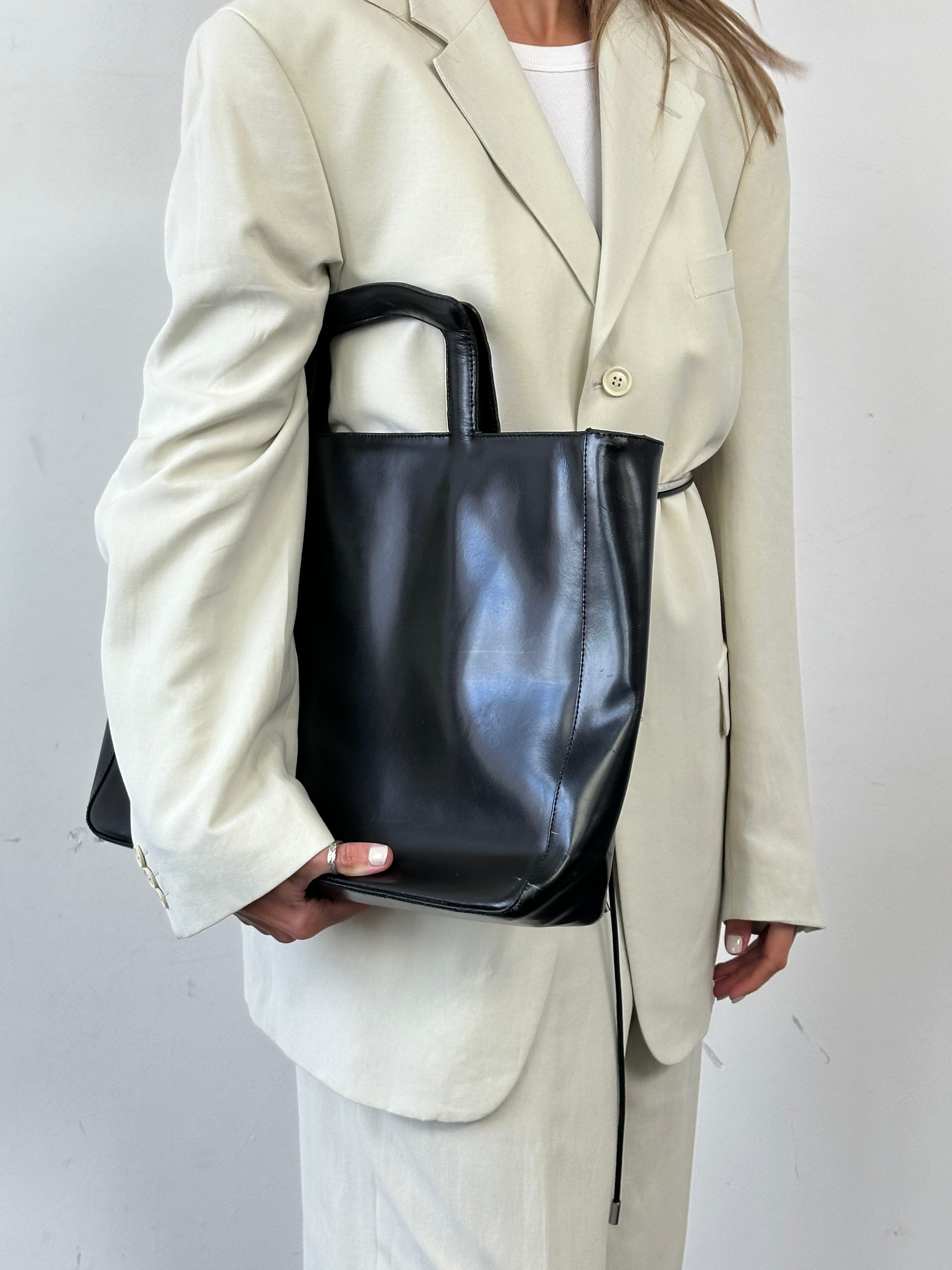 Italian vintage leather briefcase bag with sturdy handle and classic design, showcasing premium craftsmanship and timeless style.