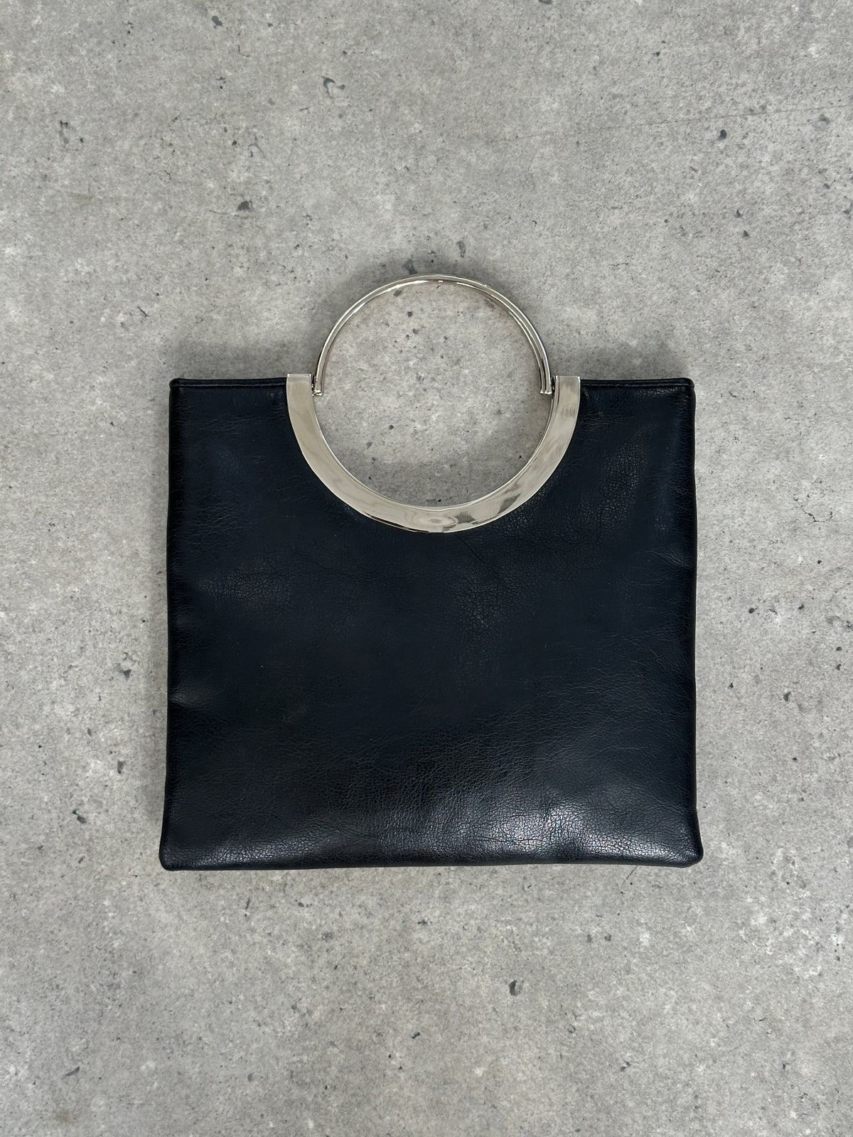Vintage 1990s minimal leather bag with sleek design and classic leather strap, showcasing a timeless vintage style.
