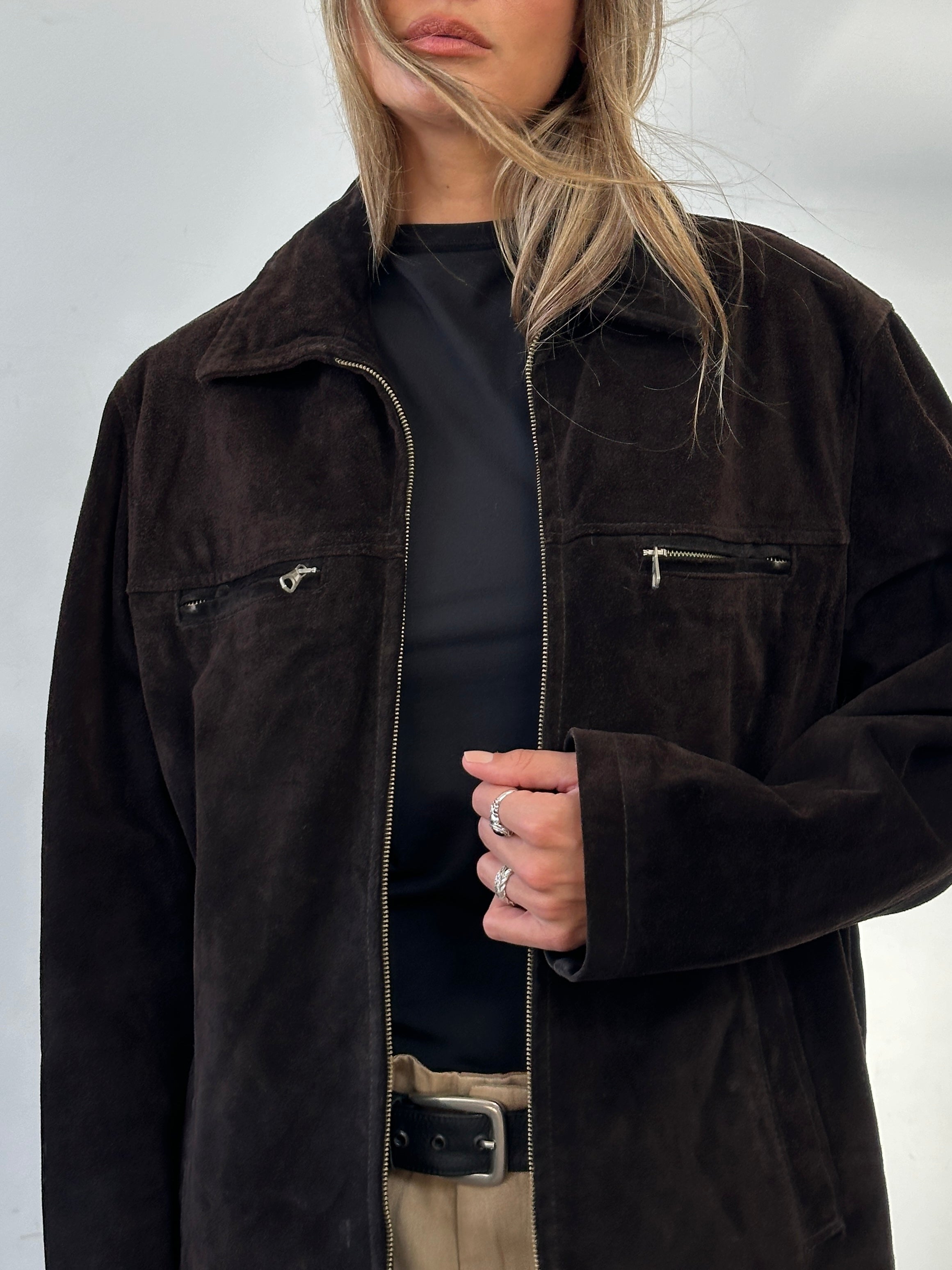 Vintage boxy suede jacket in M/L size featuring a classic design and soft texture, perfect for casual or stylish outfits.