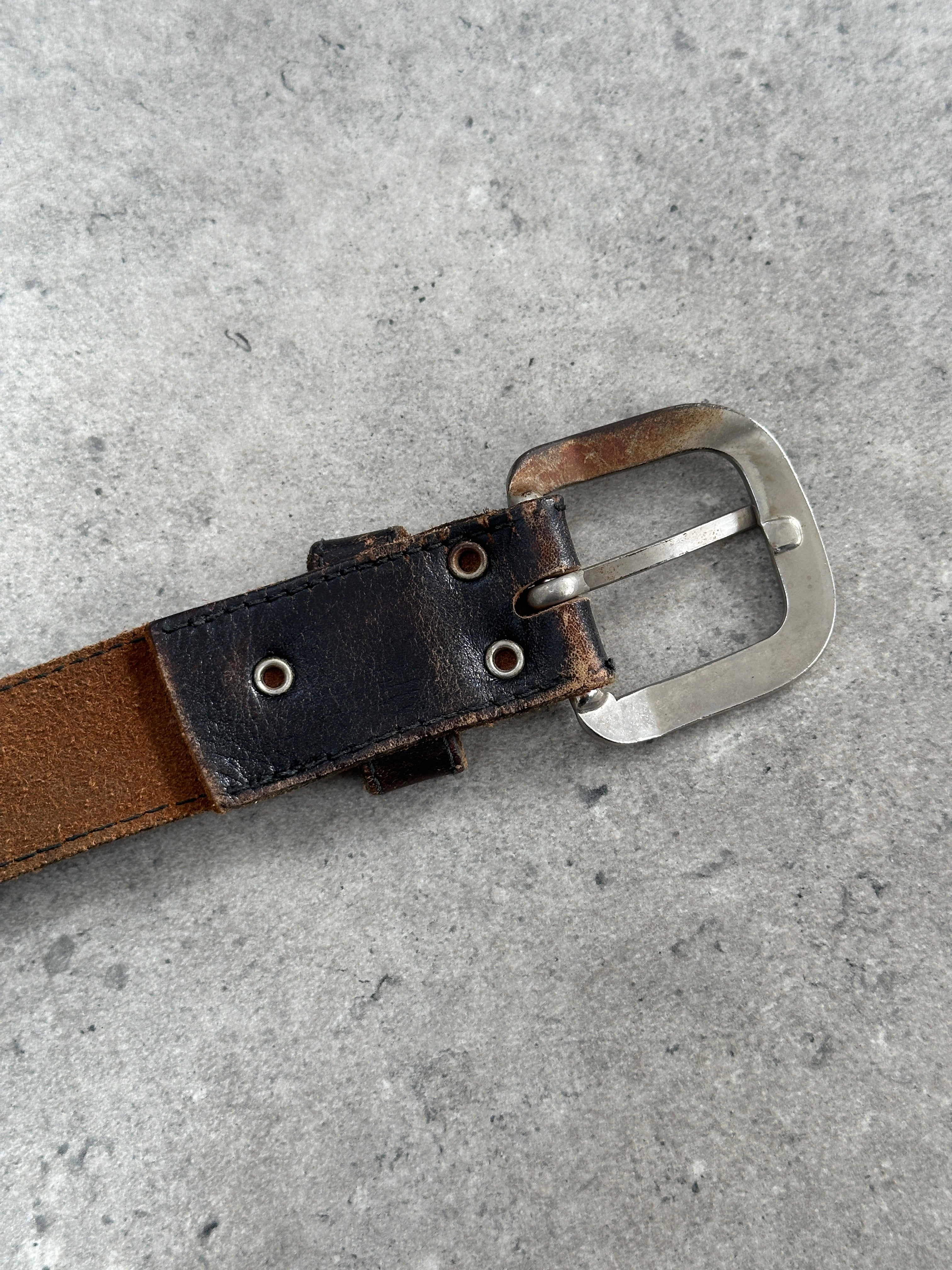 Vintage 1980s distressed leather belt with adjustable W27-35, classic belt style, featuring worn leather finish and vintage appeal.