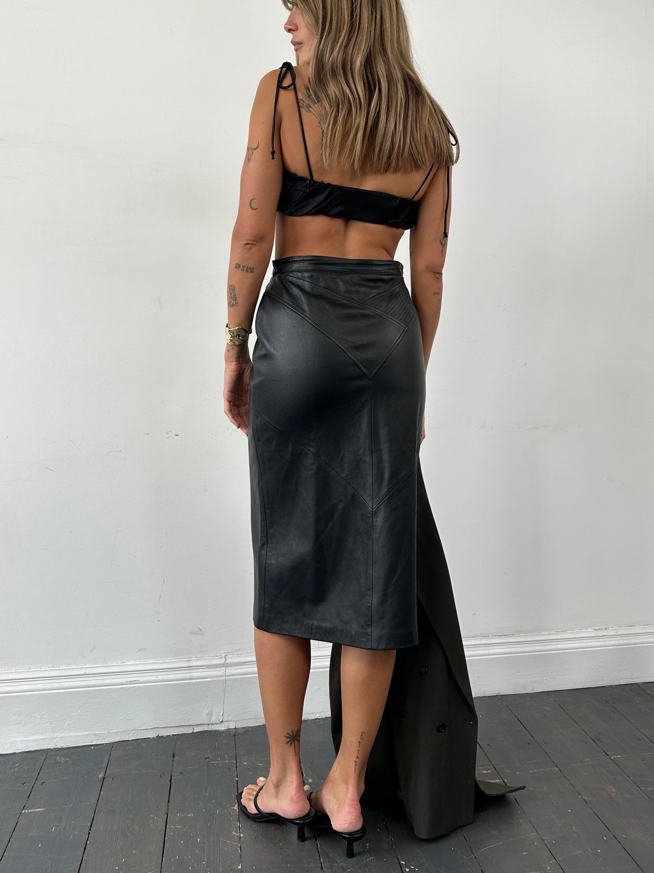 Vintage leather midi skirt in W28 style with a high waist and classic design, shown in a natural leather finish.