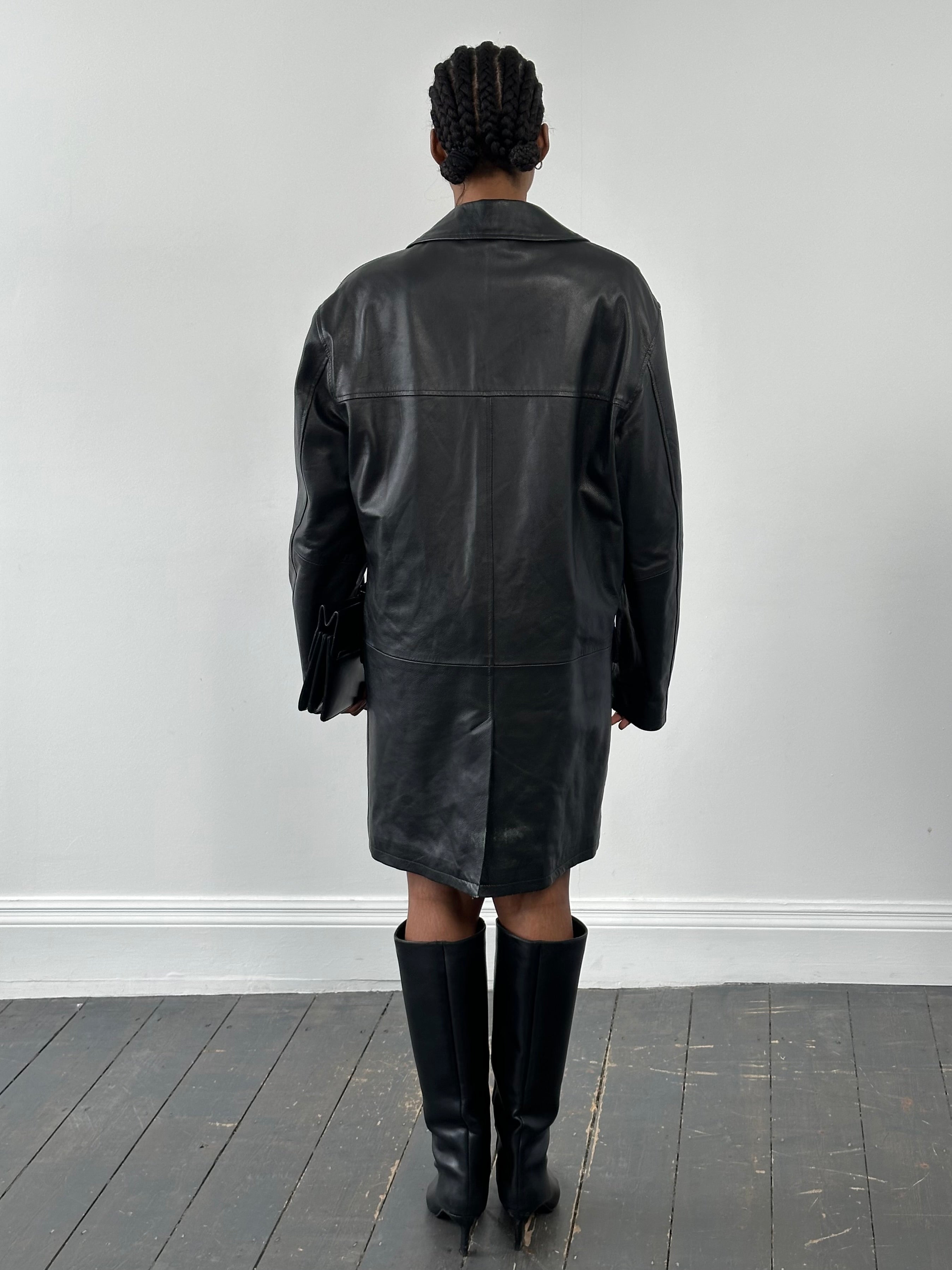 Conbipel 1990s leather trench coat in XL, featuring classic design and rich leather texture, displayed hanging on a clothing rack.