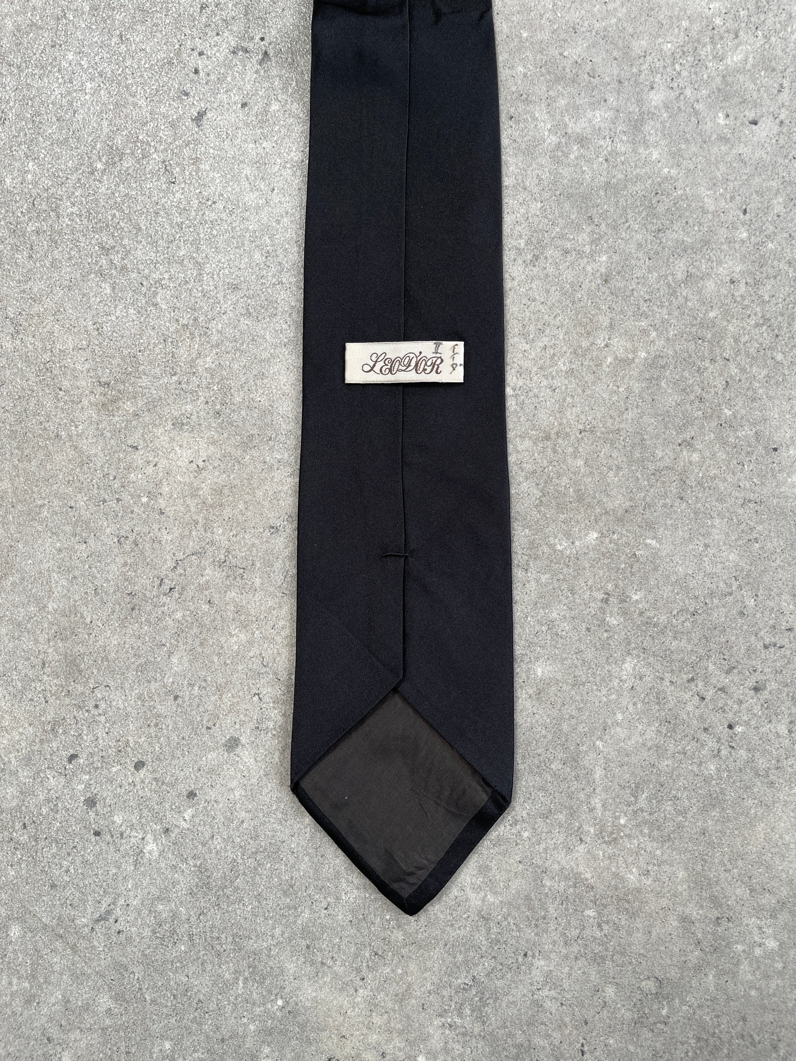 Vintage 1990s pure silk woven tie with intricate pattern, showcasing fine craftsmanship and classic style.
