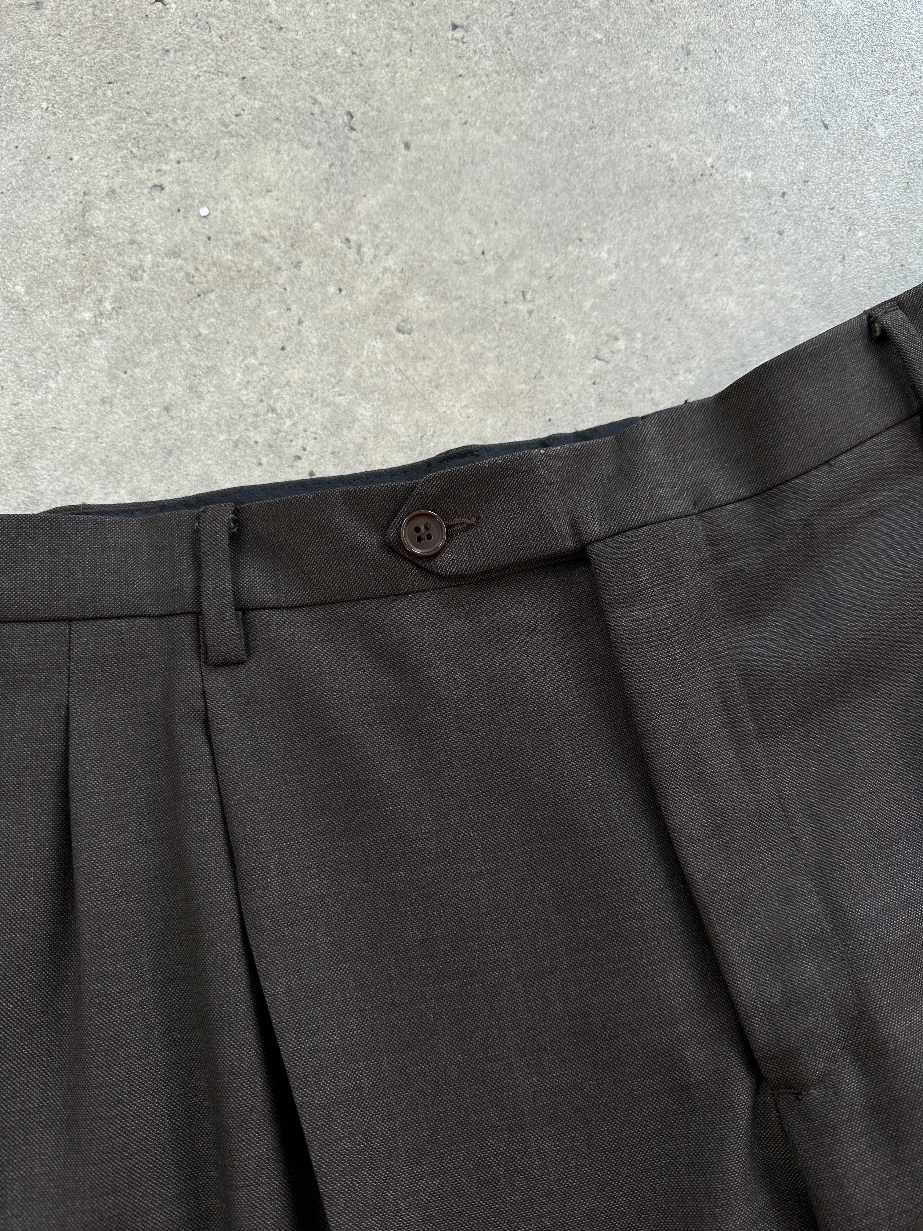 Vintage Italian pure wool mid-rise tailored trousers, W34, featuring classic design and clean tailoring.