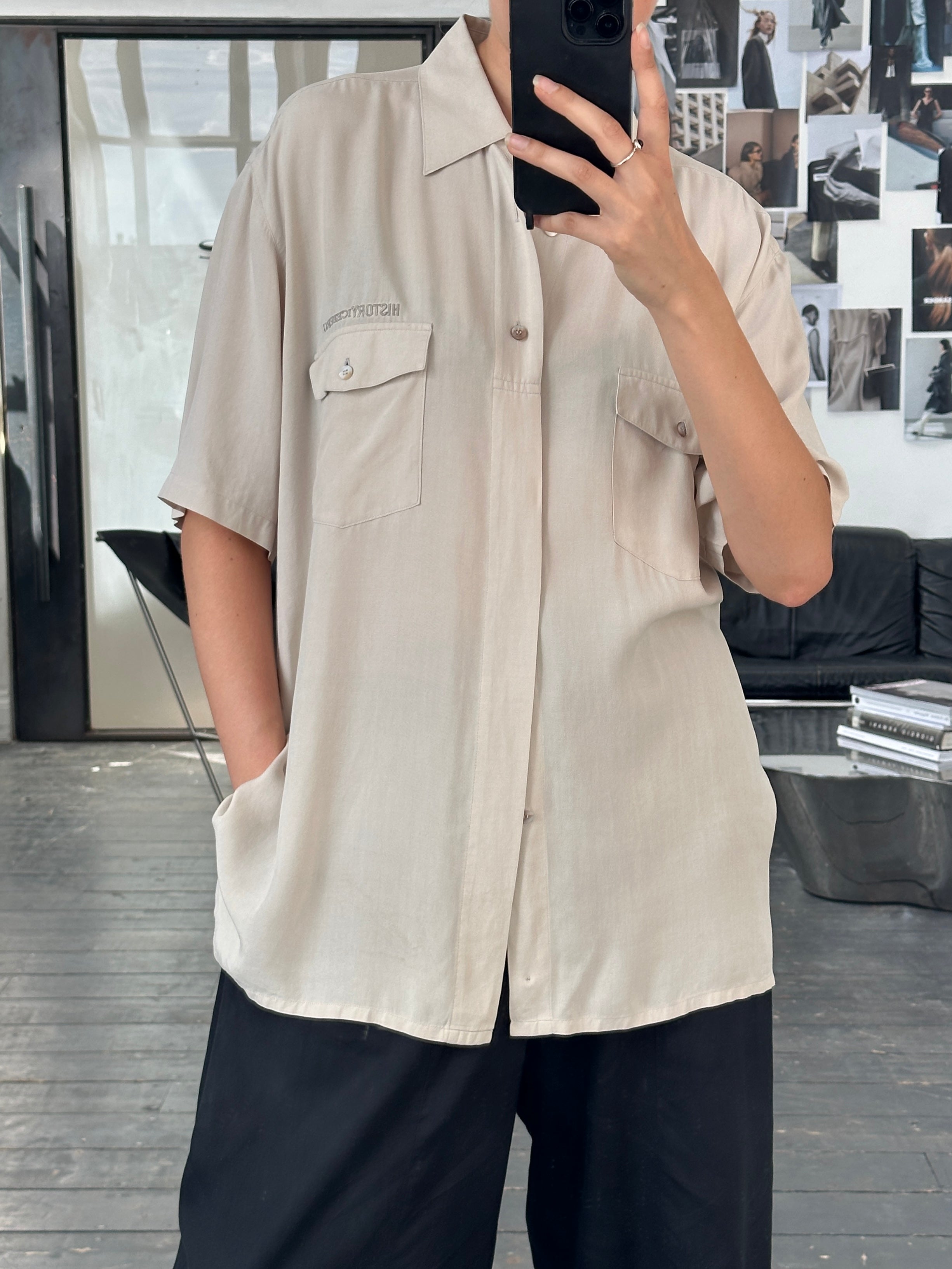 Iceberg 90s pure silk short sleeve shirt in XL, light-colored fabric with a relaxed fit and classic collar.