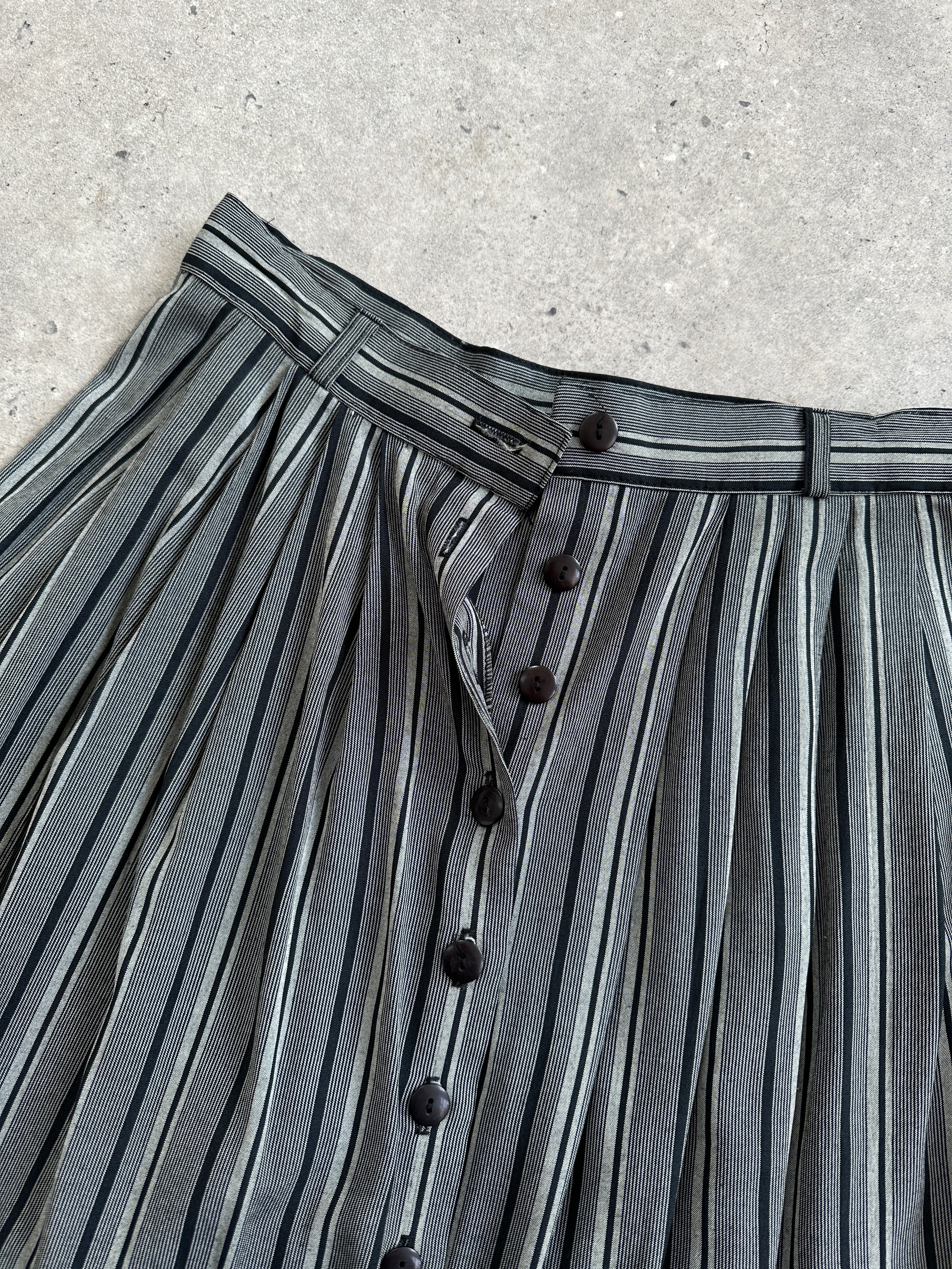 Vintage British vintage stripe maxi skirt in W26 with bold horizontal stripes and flowing design, perfect for casual or retro style.