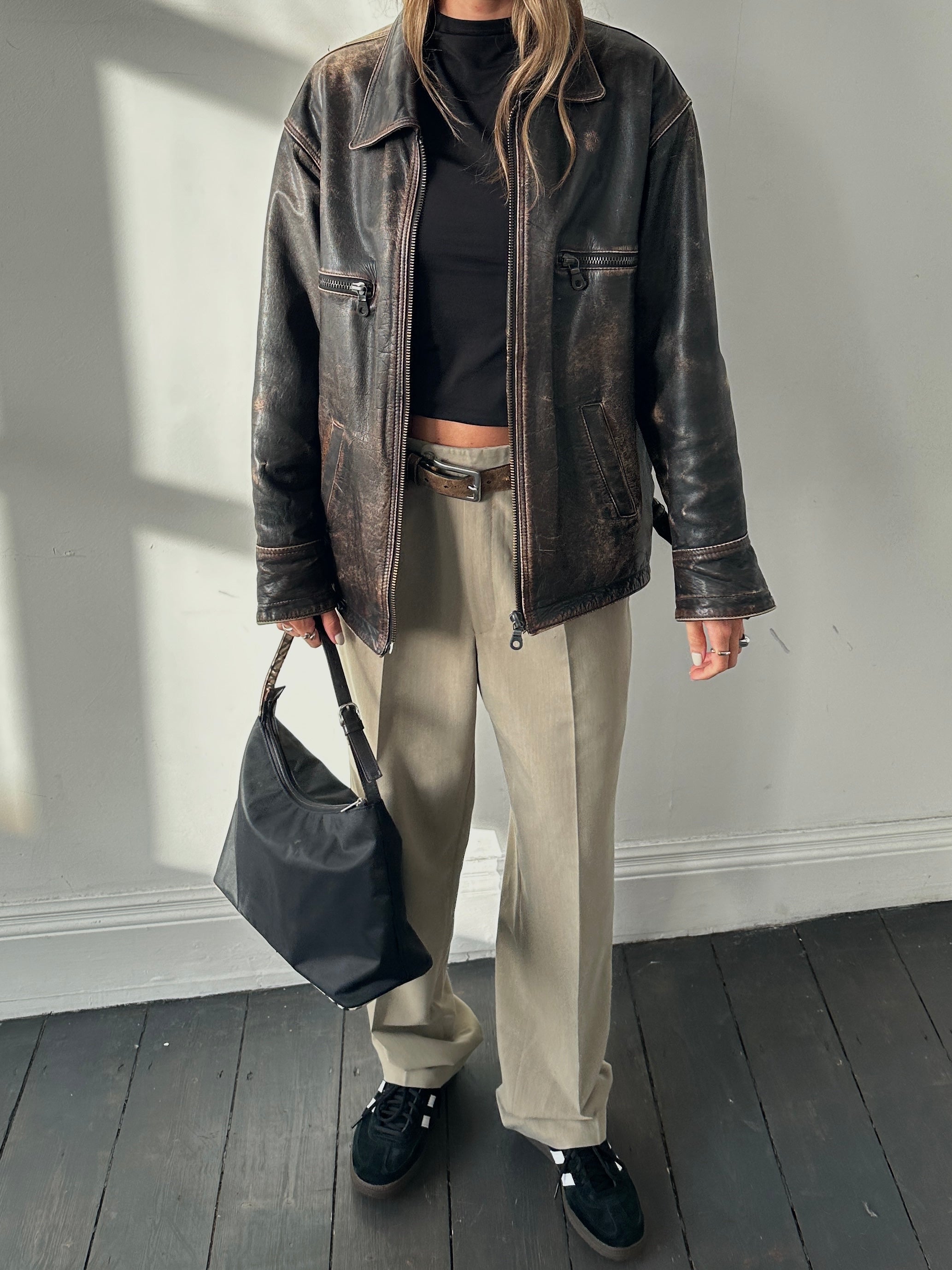 Vintage distressed leather jacket in size M/L, featuring a rugged, worn-in look with classic detailing and a timeless style.