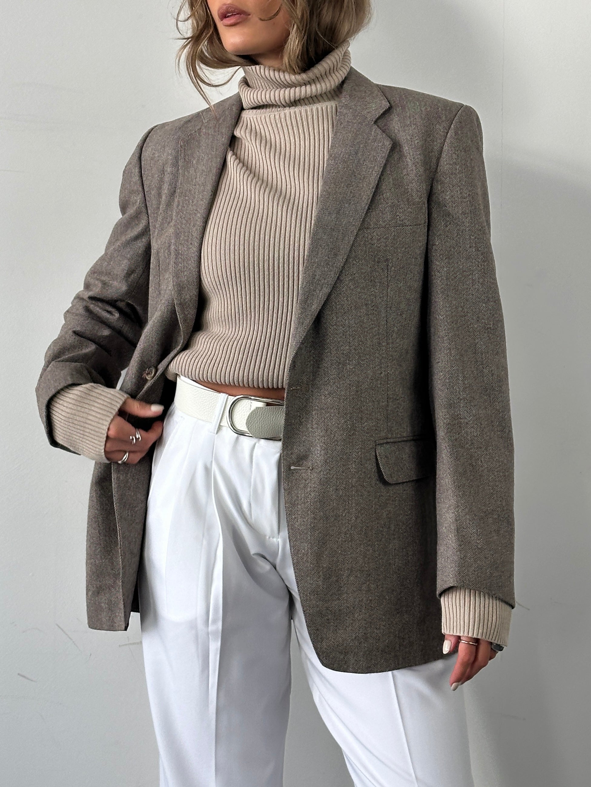 Vintage herringbone blazer in size 40/M, tailored fit, classic pattern, featuring notch lapels and front pockets.