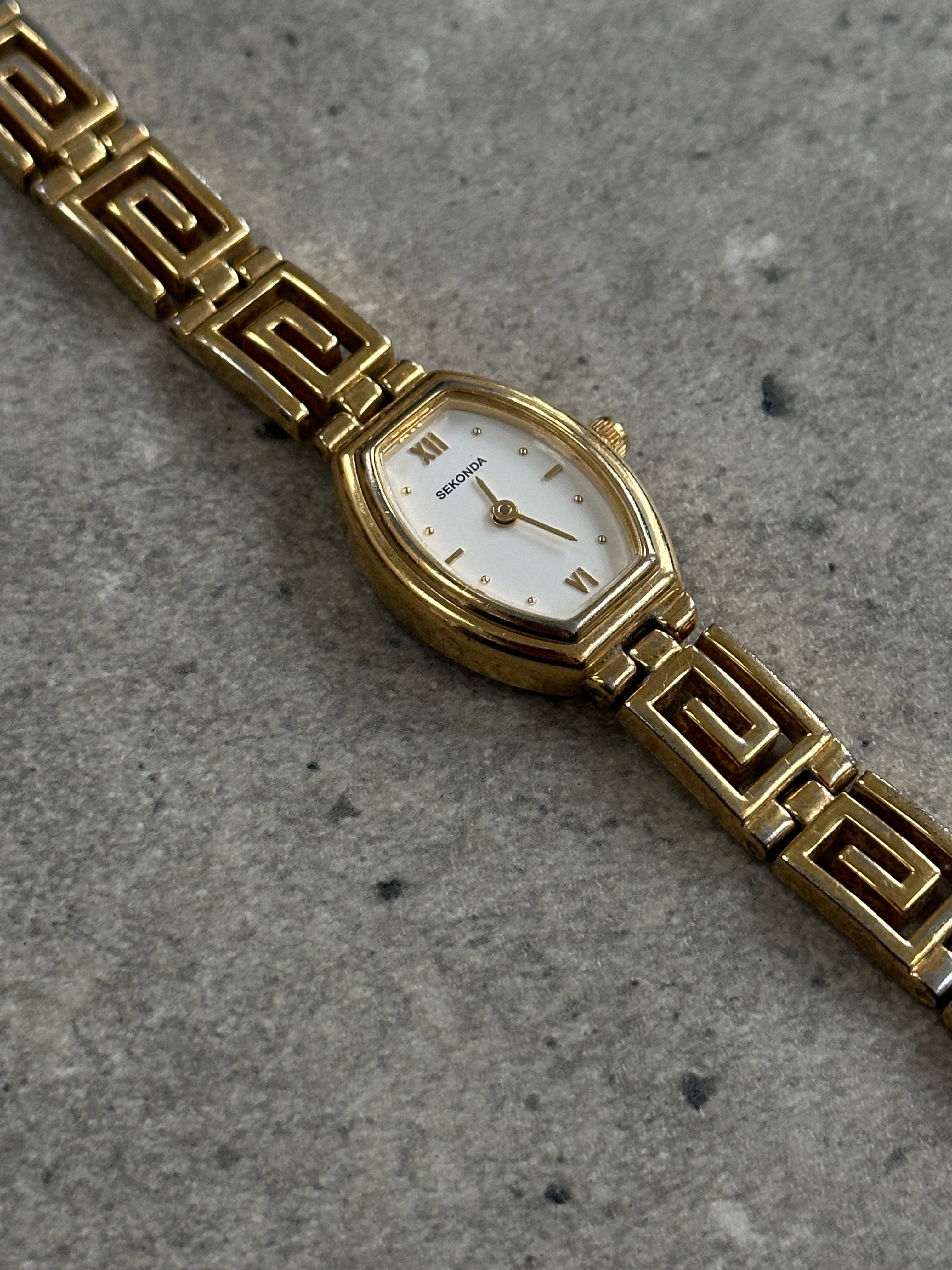 Sekonda 1990s oval gold-tone geometric quartz watch with sleek design and classic style.