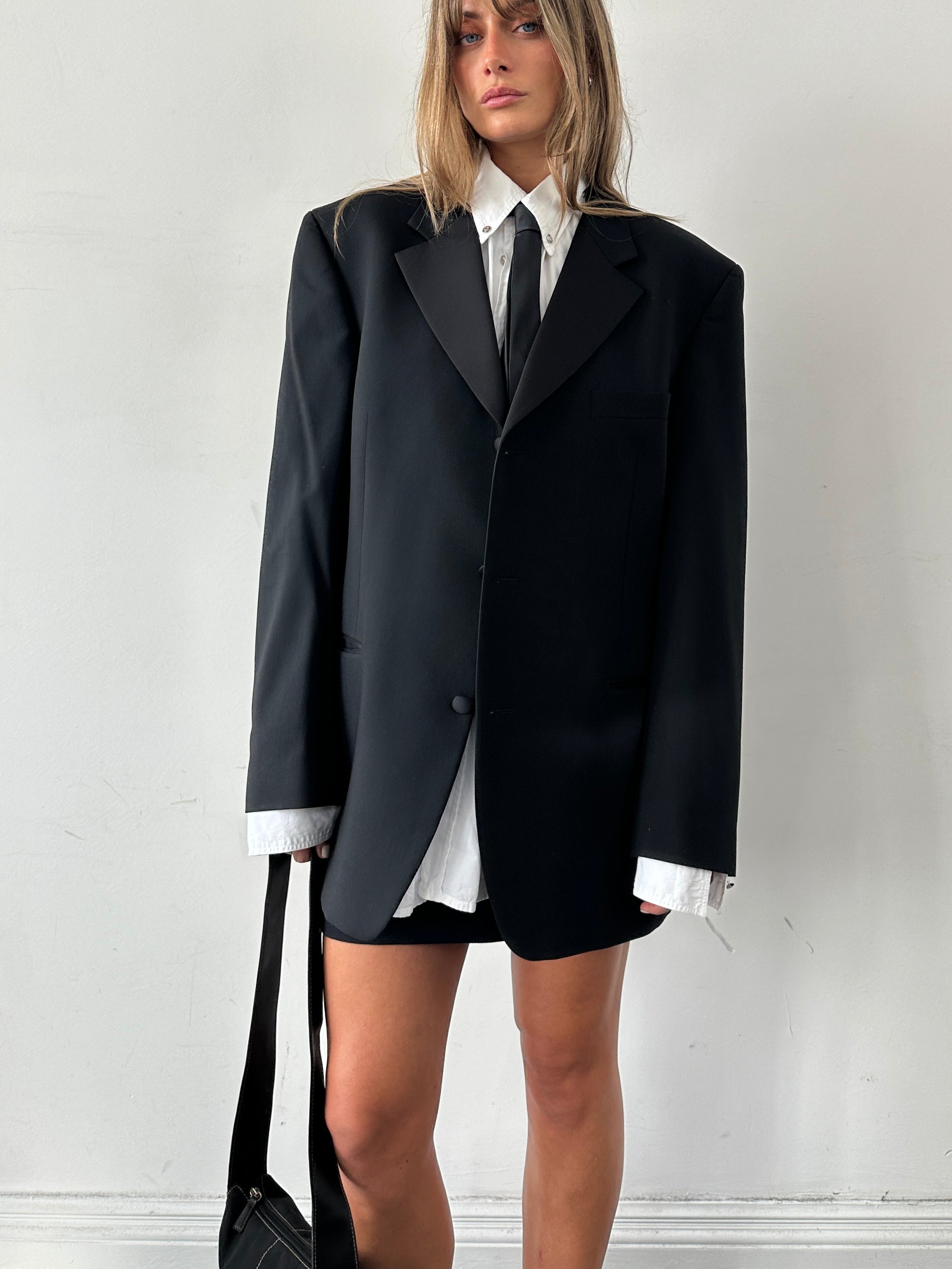 Vintage men's vintage tuxedo blazer made of pure New Wool, single-breasted, size 44R/XL, in classic black with notch lapel.