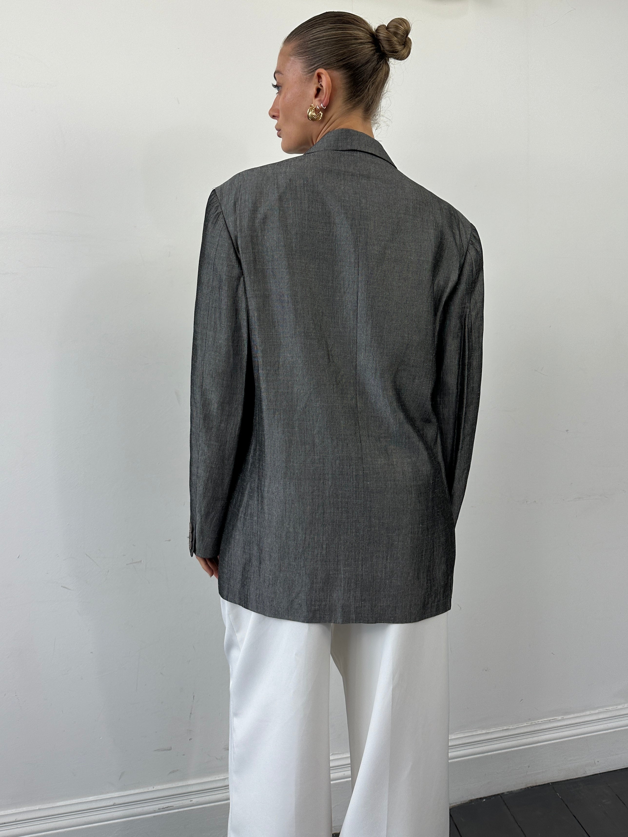 Versace Versus single-breasted blazer in size L, tailored fit with structured lapels and stylish design.