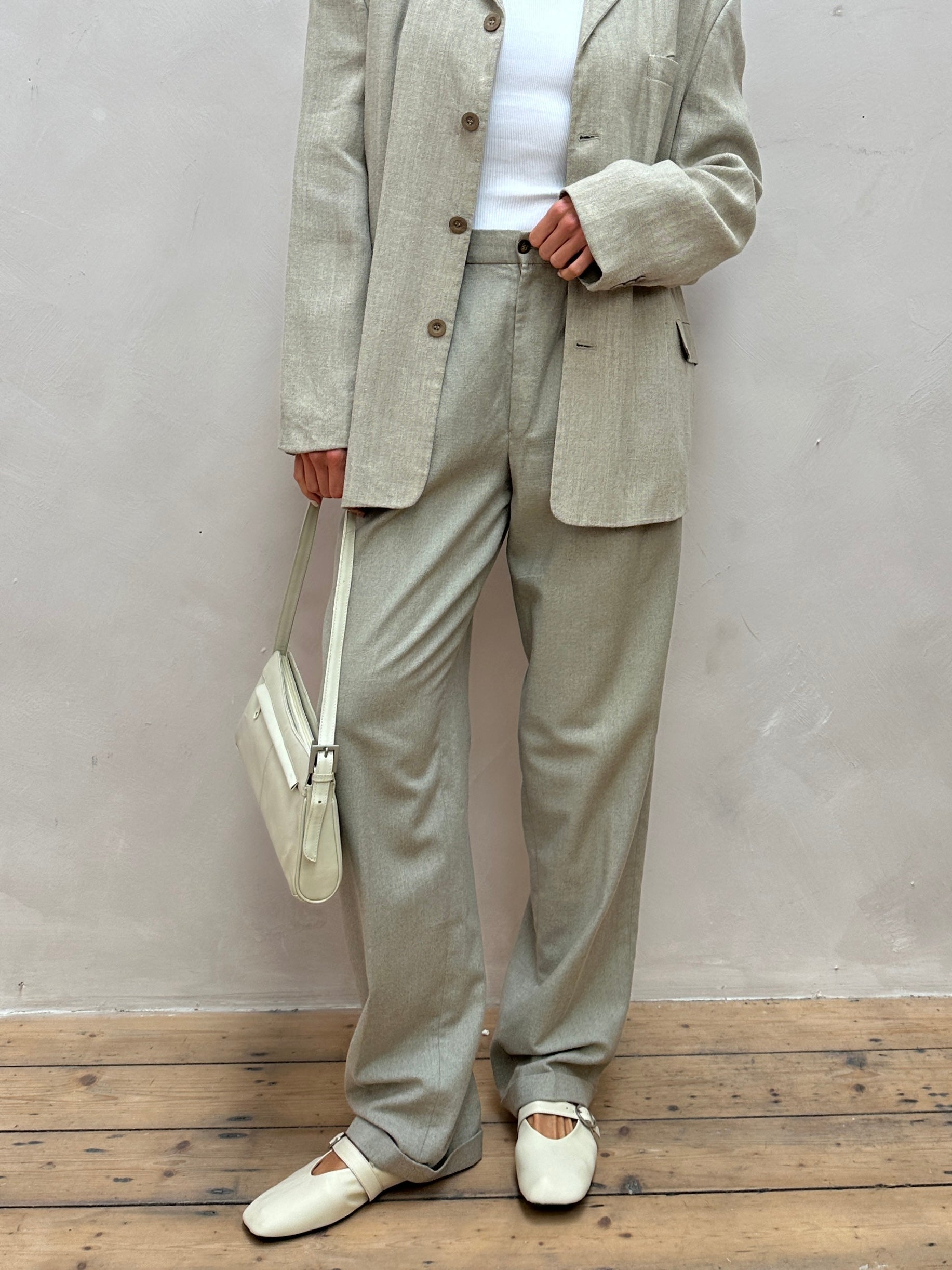 Vintage British vintage cotton linen high-waisted trousers in size W30, showcasing a classic, relaxed fit and lightweight fabric.