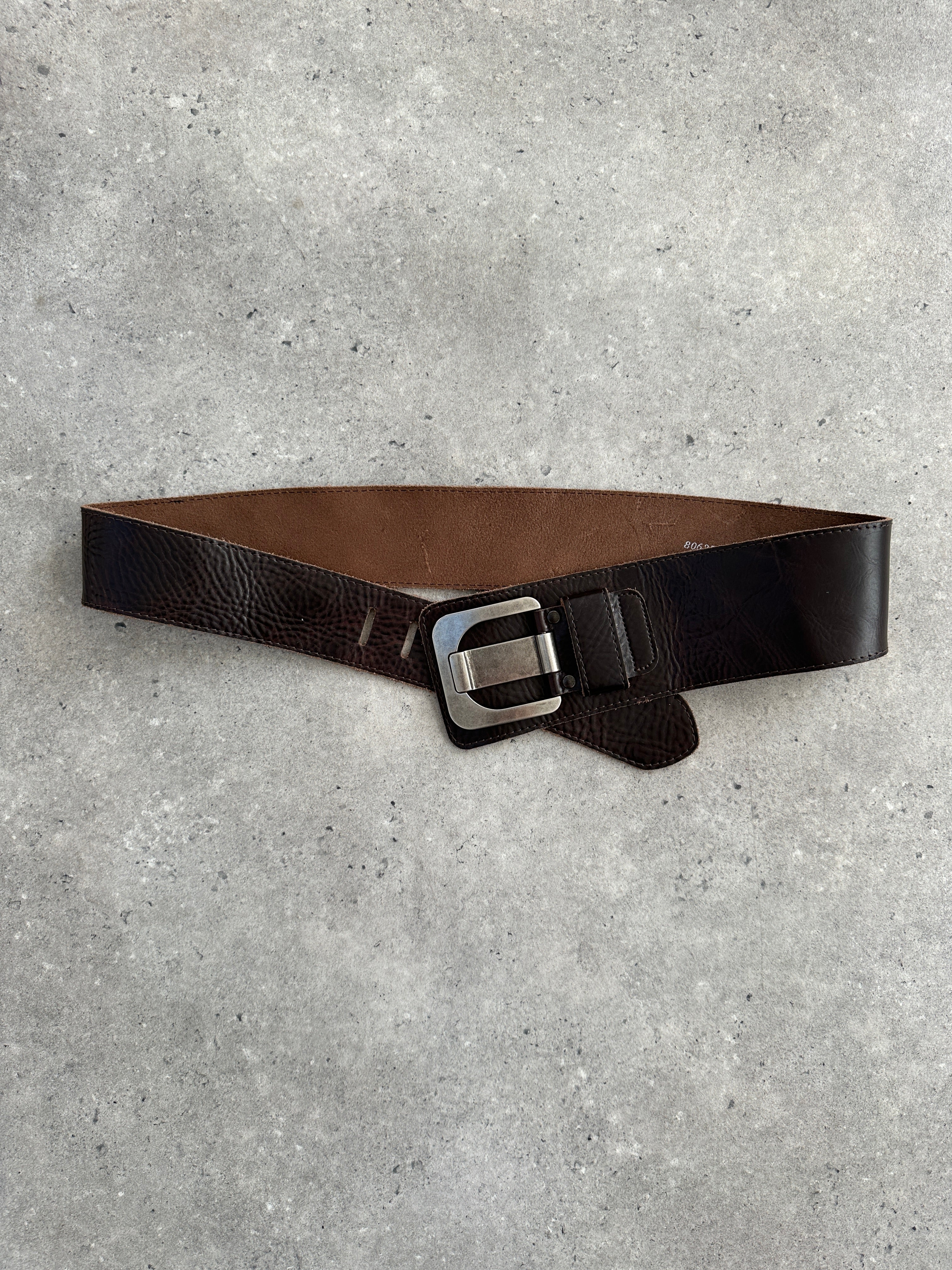 Vintage 1990s chunky leather belt with brass buckle, W34-38, featuring distressed brown leather and vintage-inspired design.