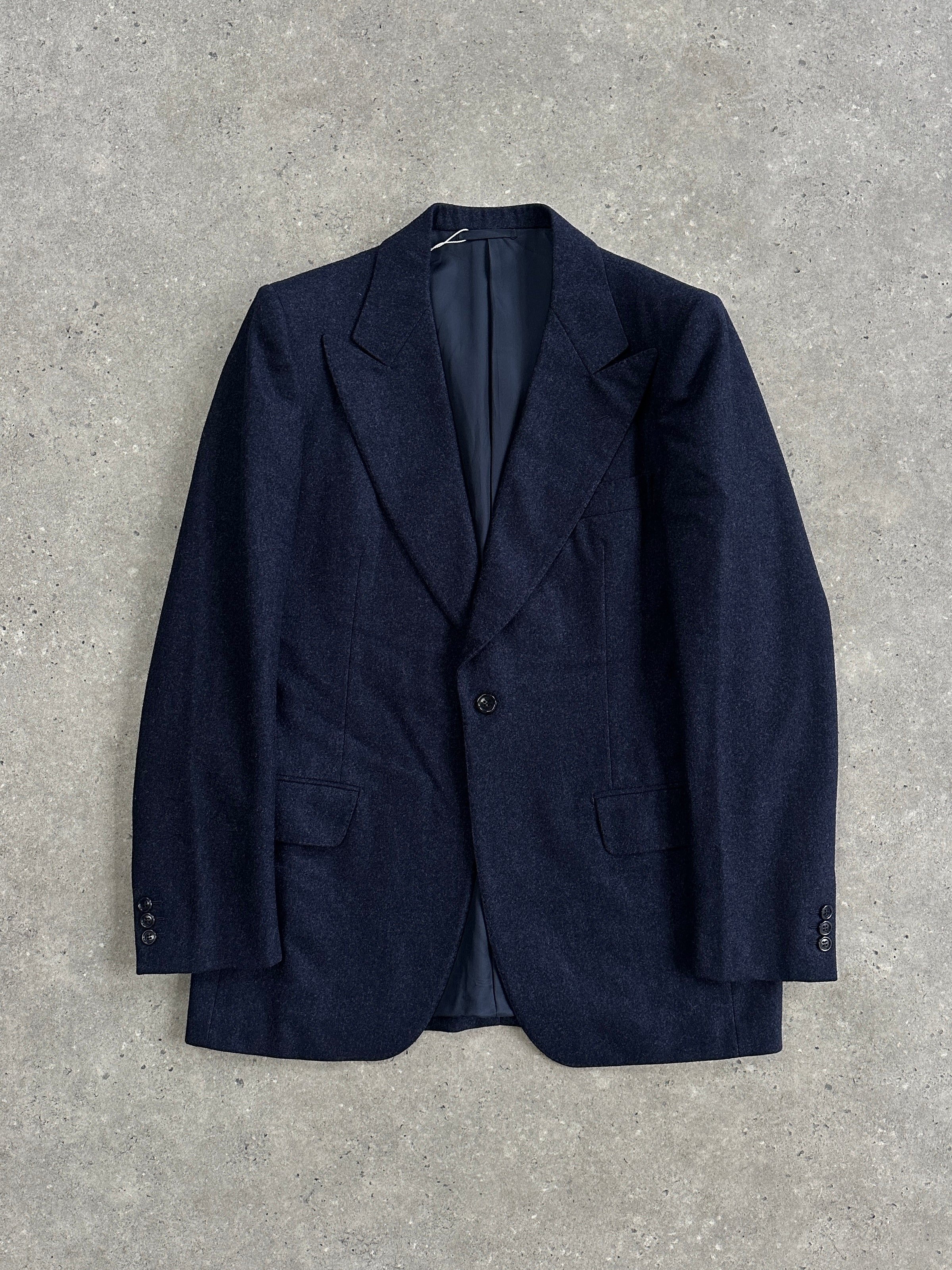 Vintage Italian vintage brushed wool blazer with large lapel in size 40S/M, showcasing classic tailored design and rich fabric details.