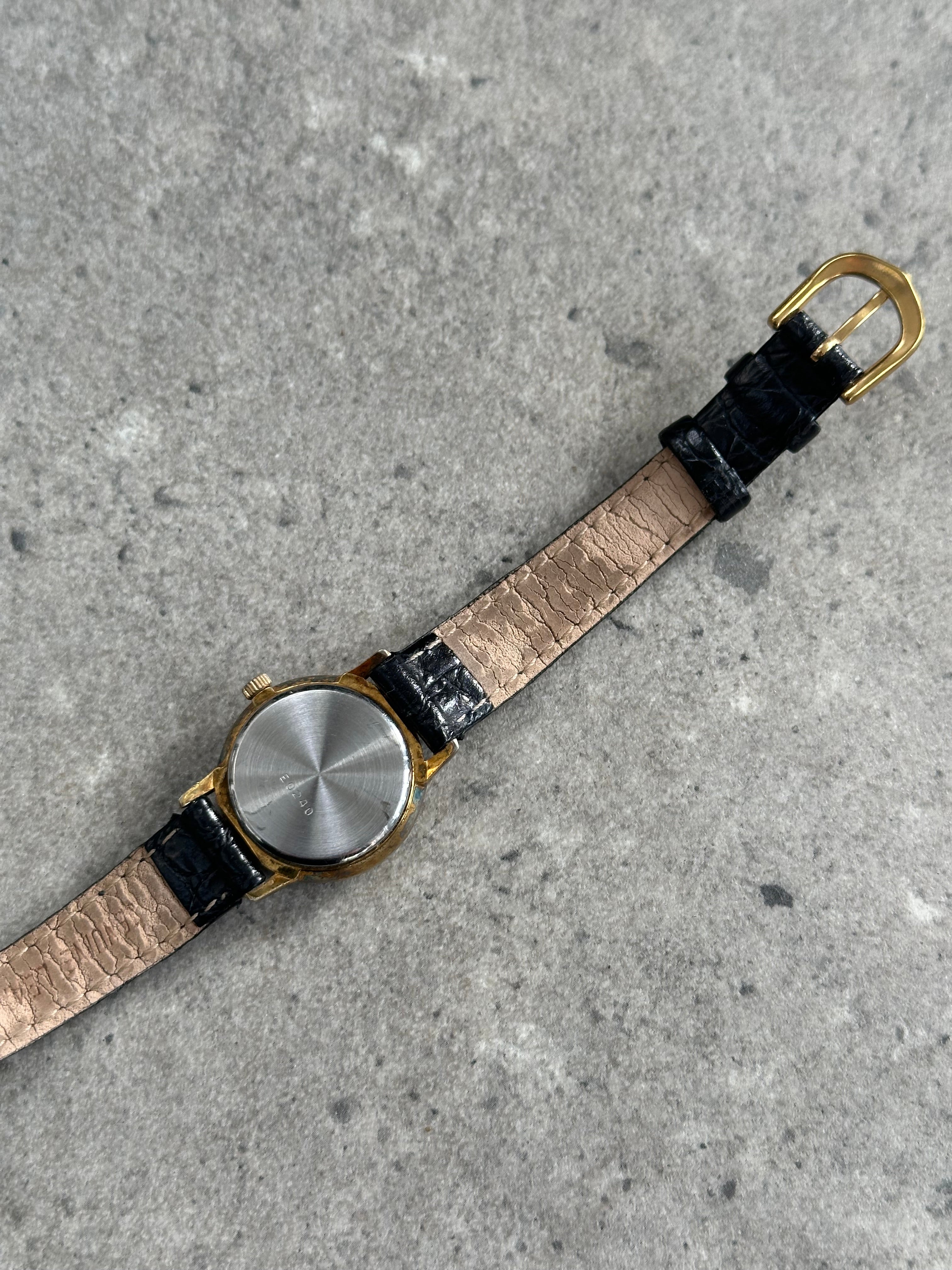 Vintage 1990s round quartz leather watch with a classic design and leather strap, showcasing a timeless vintage style.