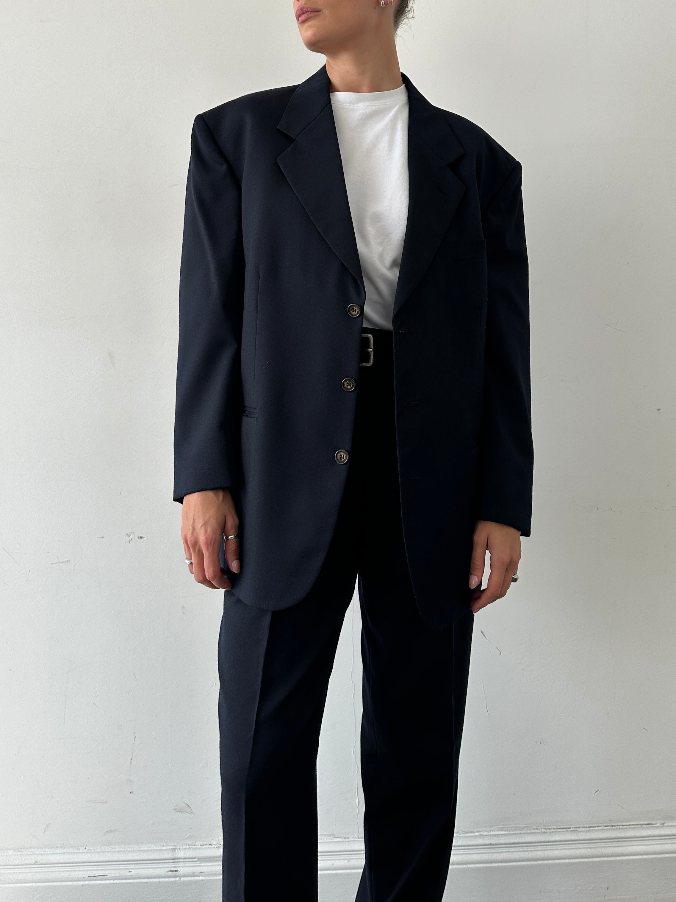 Vintage wool blazer in size 42R/XL, single-breasted design with a boxy fit, featuring classic vintage style and tailored details.