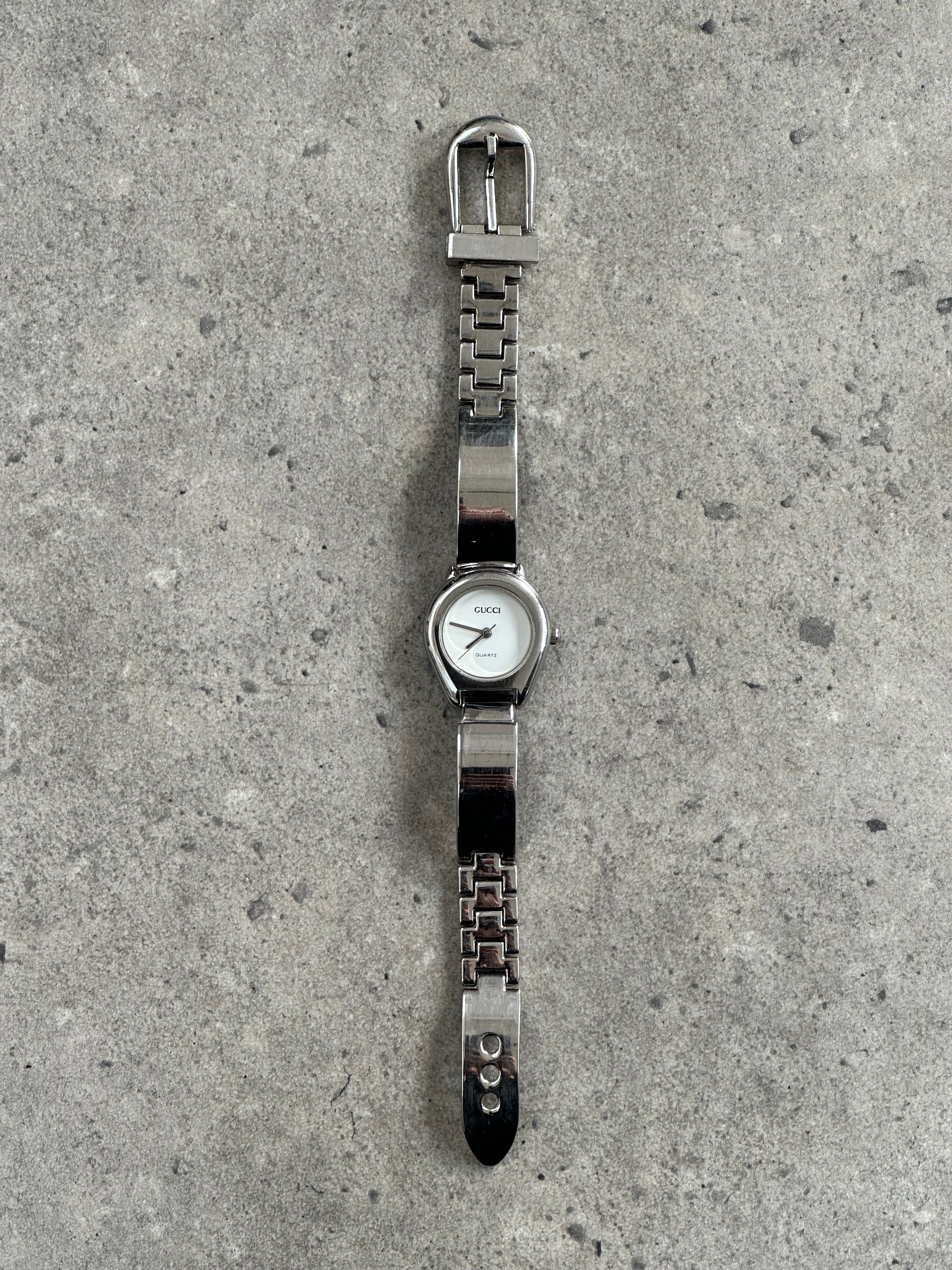Gucci 1990s stainless steel quartz watch with sleek design and analog display, showcasing the luxury brand’s iconic style.