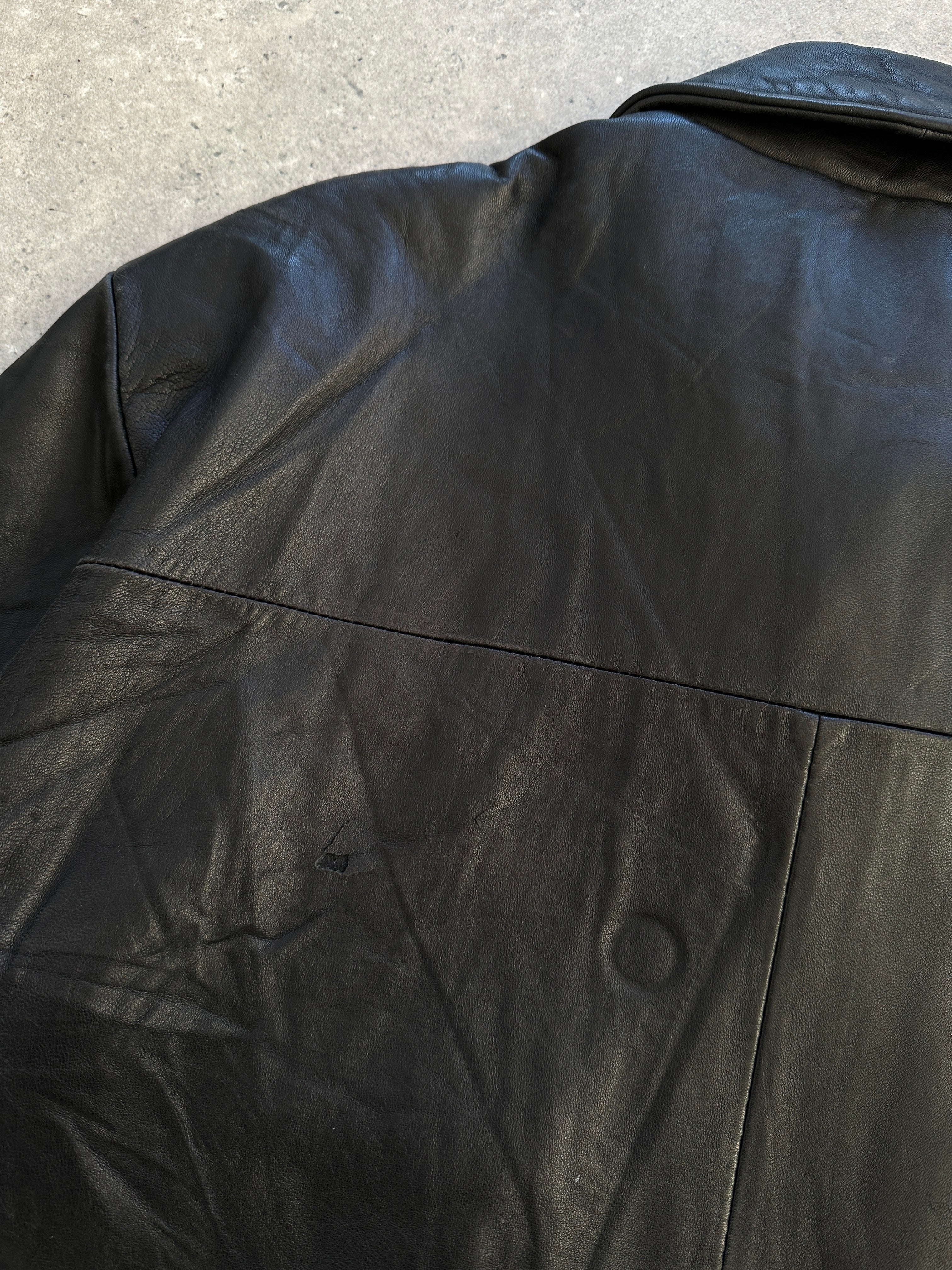 Vintage minimal leather jacket in size M/L, showcasing classic design with smooth leather and simple styling.